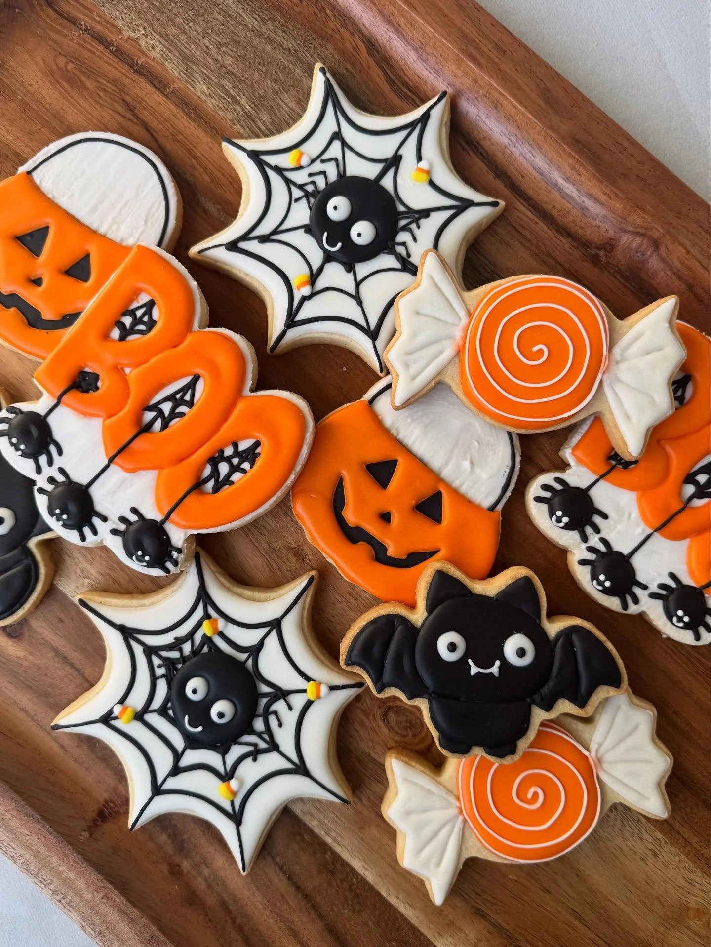 🎃Pre-order your spooky sugar cookies now! Orders open until Oct 26th, pick-up on Oct 31st. Choose from 5 cookies ($15) or 10 cookies ($25). Pick up in 75058 or get delivery within 50 miles $1 for every 5 miles! 🕸️Visit divinedelights.us or DM us to
