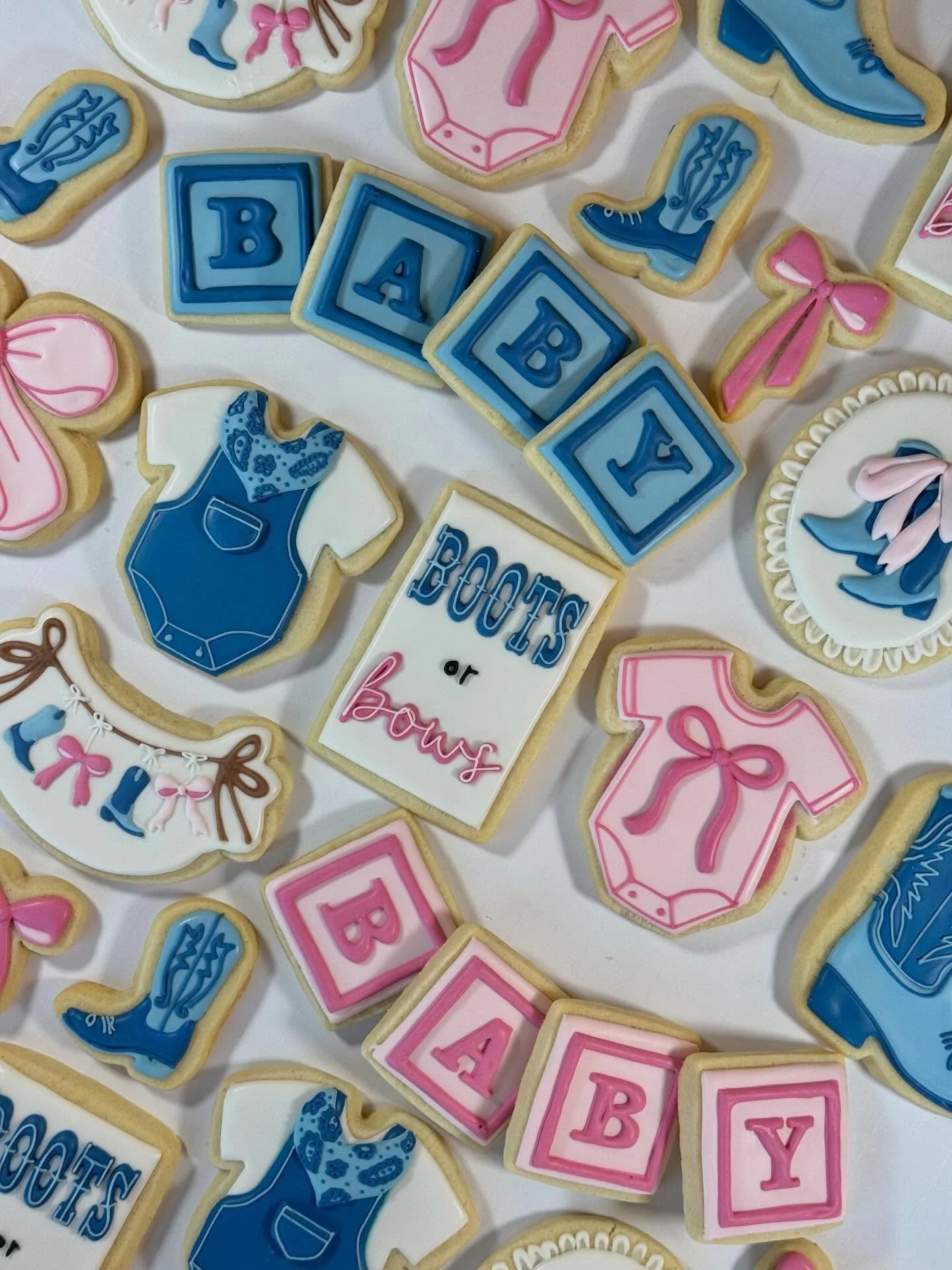 What will baby be&hellip; boots or bows? 👢🎀💕

#bootsorbowscookies #genderrevealcookies #celinatx #sugarcookiesdecorating #bootsorbowsgenderreveal