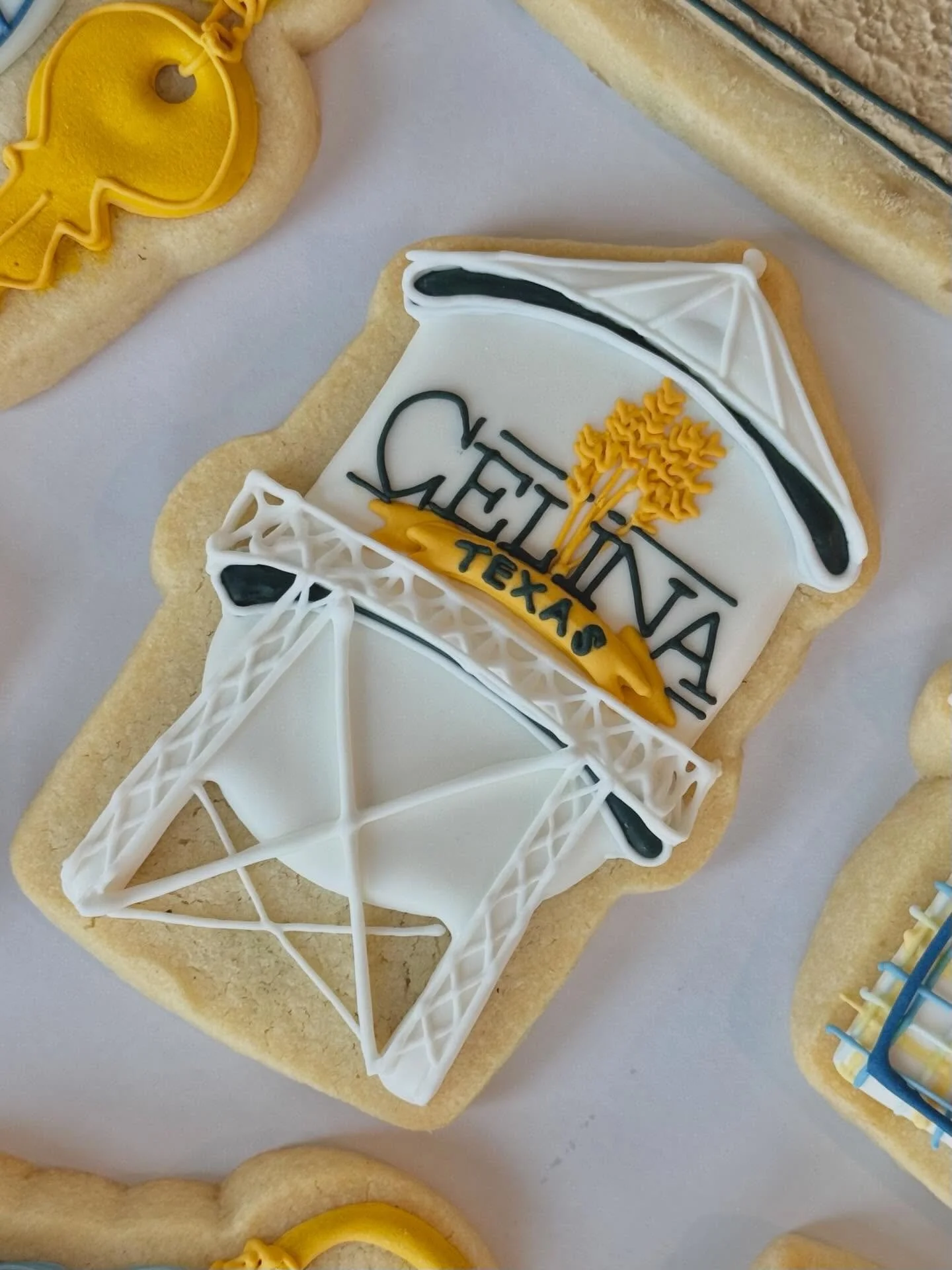 If you don&rsquo;t live close enough to order Divine Delights don&rsquo;t worry, @kw1stteam can find you a house close enough for free delivery! 🏡😝

#closinggifts #celinatx #customsugarcookies #housecookie
