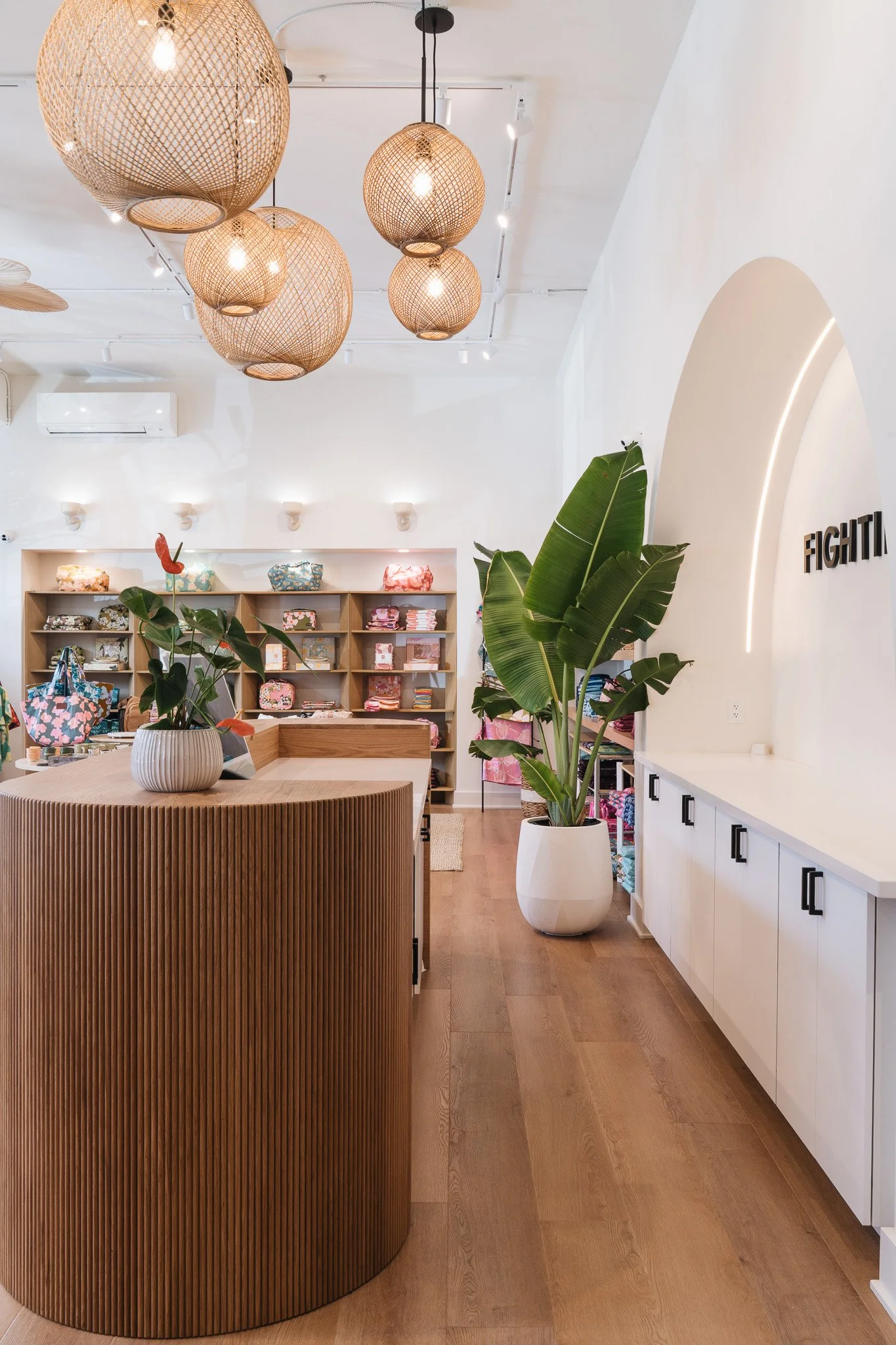 With fully custom and semi-custom elements, this cash wrap blends functional retail design with elegance and luxury in a modern way.