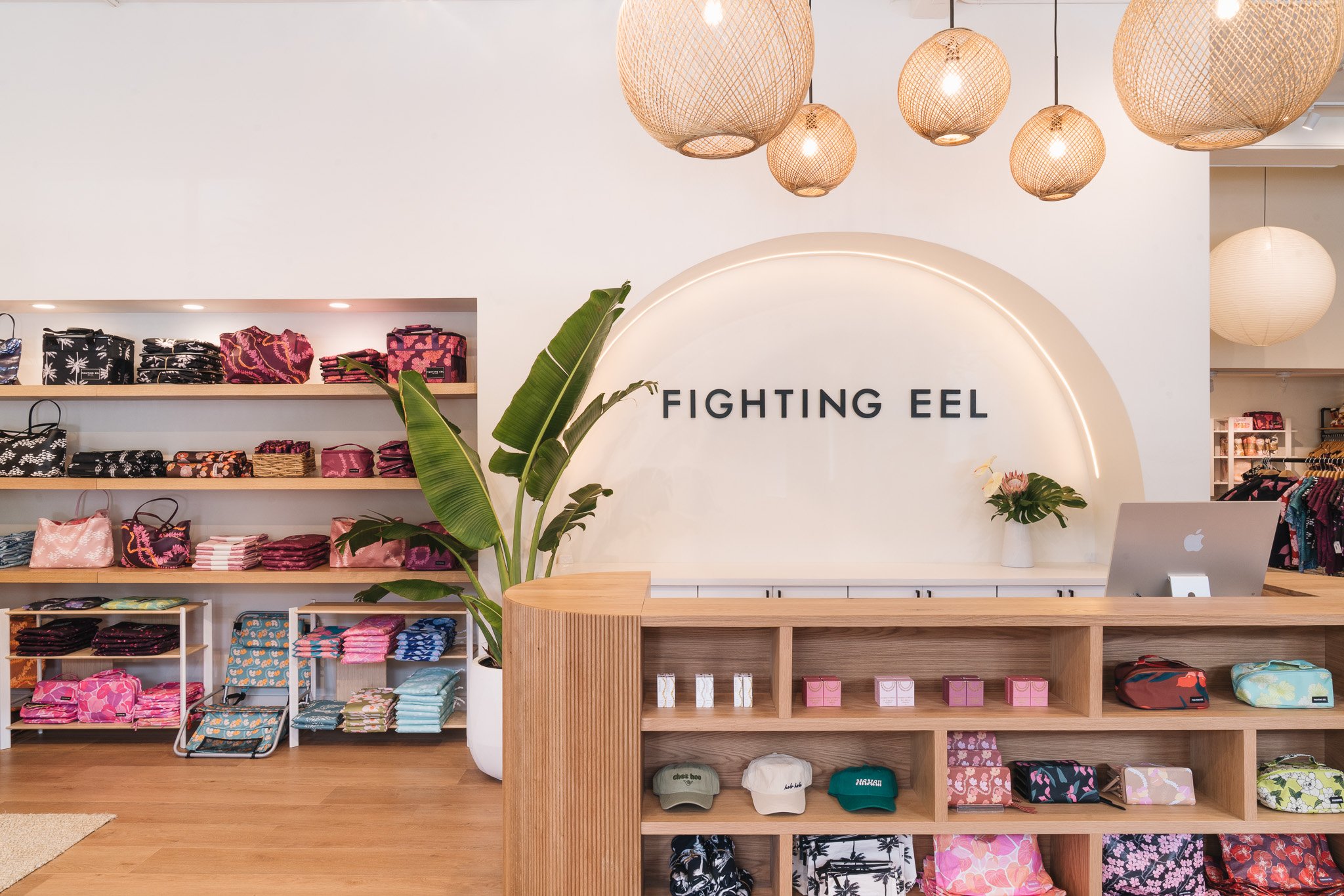 The owner of Fighting Eel loves the blending of tropical with an elevated European feel. This arched backdrop creates a beautiful little niche for the rounded cash wrap while providing a feature for brand signage.