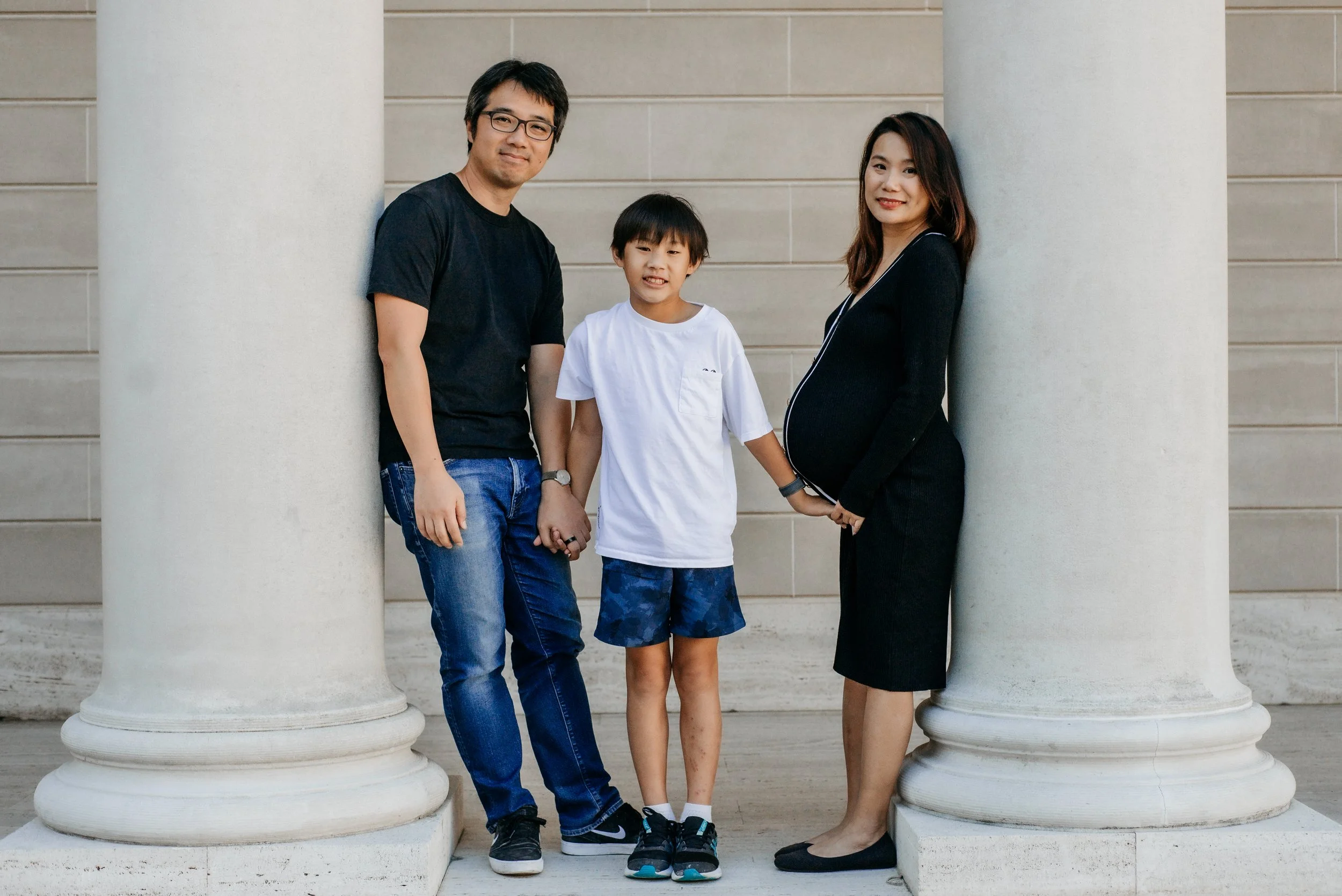 Family in between Legion of Honors columns in San Francisco