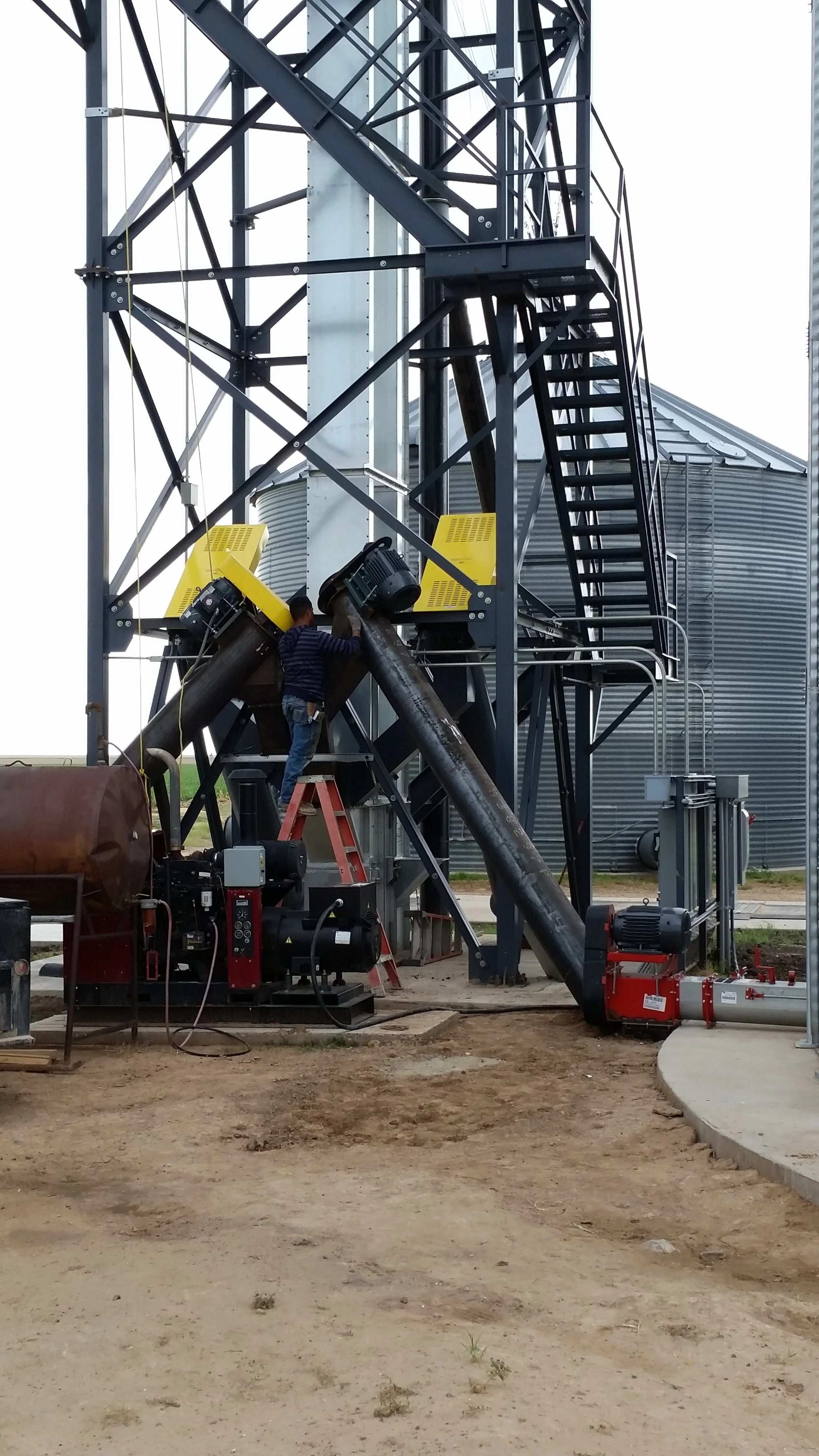 Unload system for grain bins