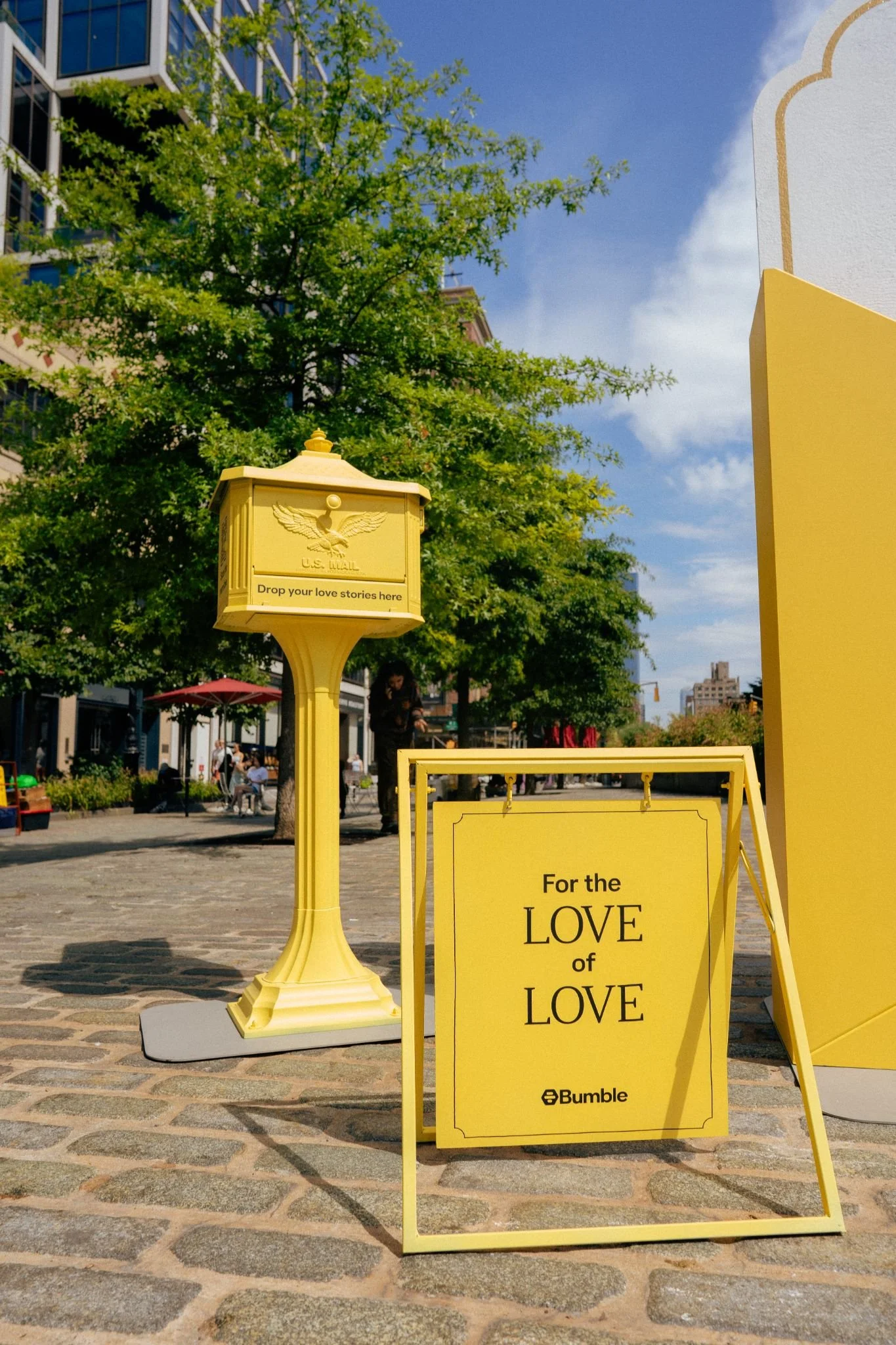 Helped create scalable 3D environments for the traveling pop‑up