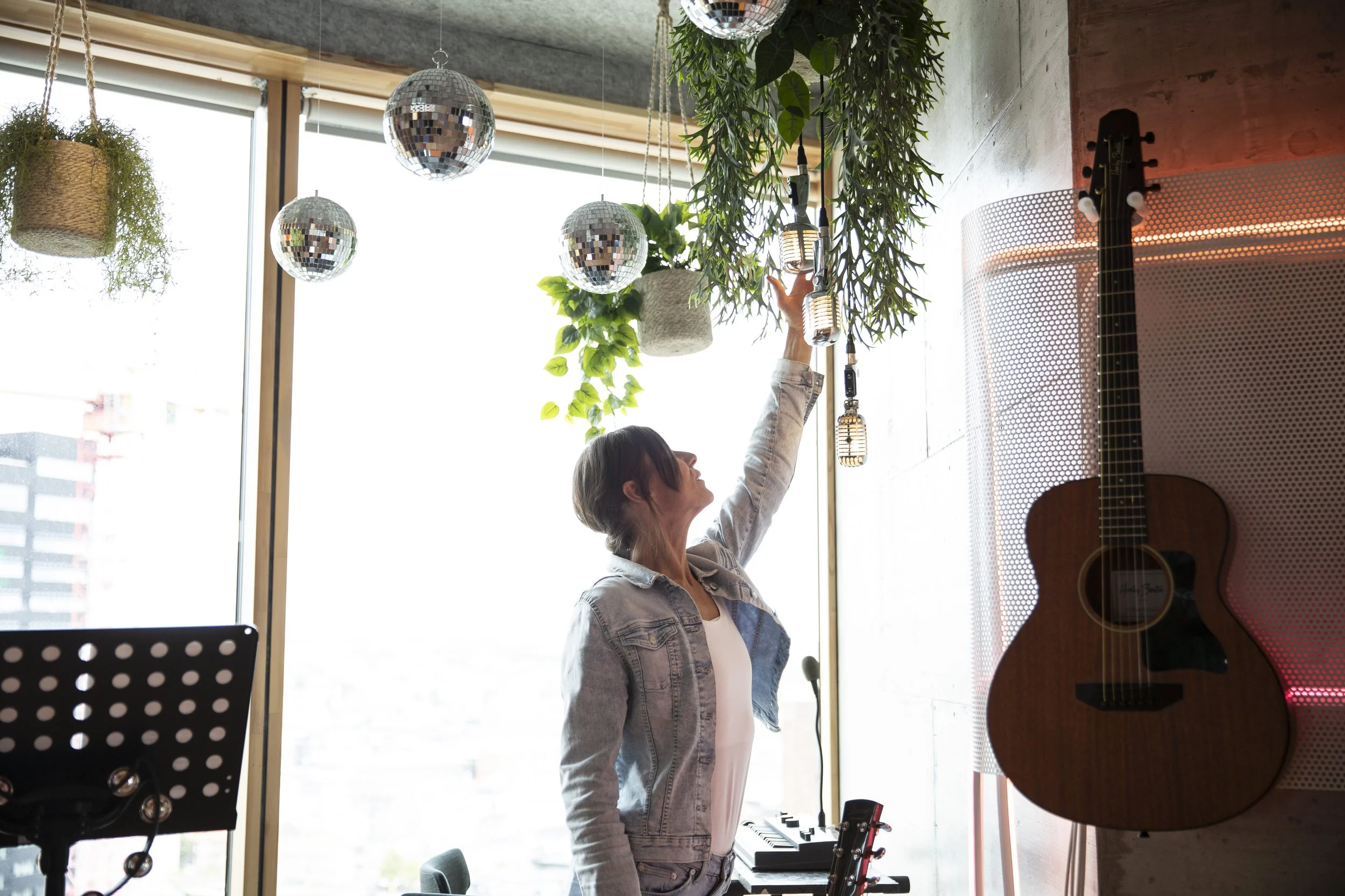 Indretningsarkitekt Marie Prokopek fra MP Design Studio justerer designet hos Vipps MobilePay i TRÆ, Aarhus.