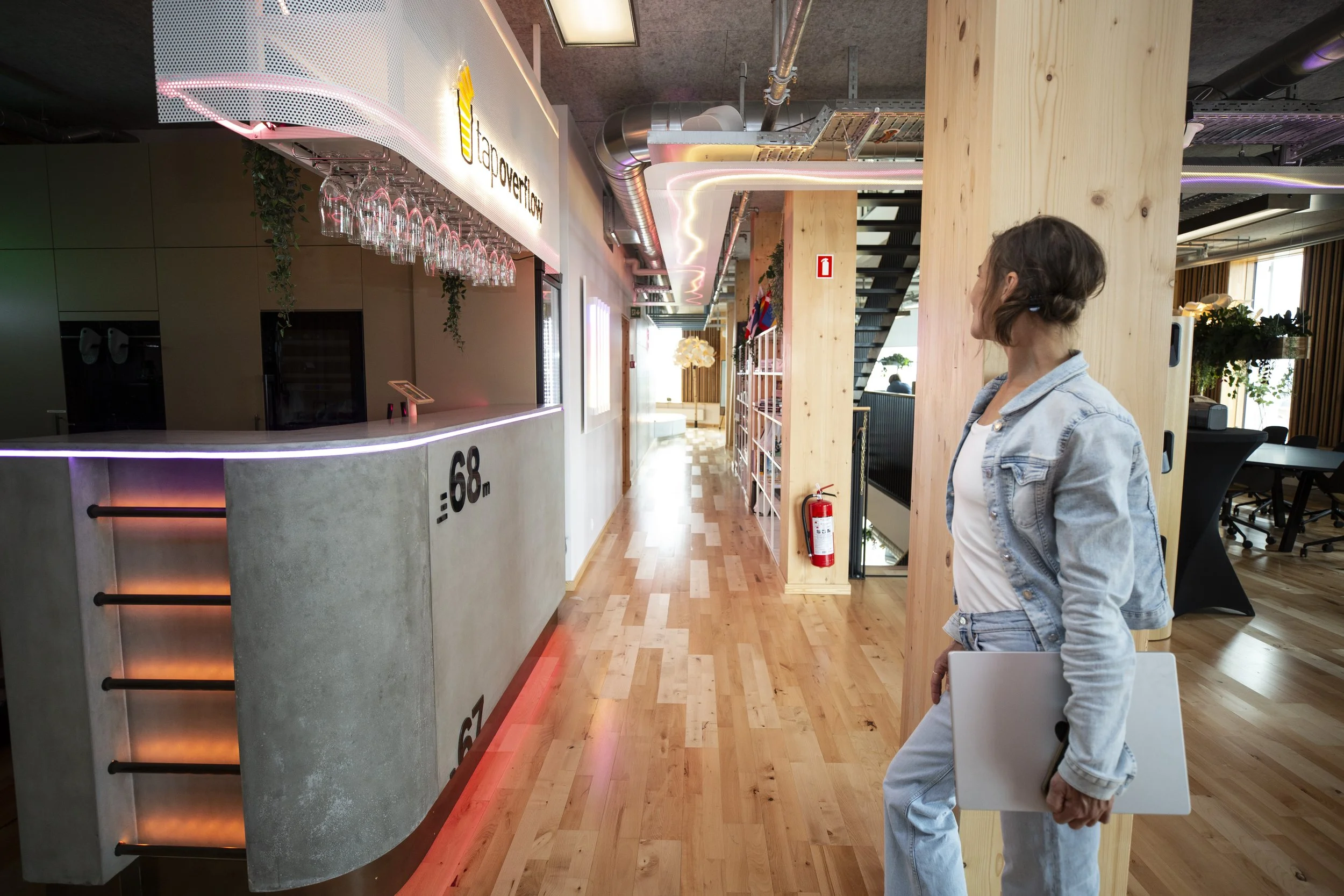 View af barområde med lysinstallationer 
Bardisk specialdesign i fiberbeton med referencer til havneområdet. Lysinstalleret i disken. 