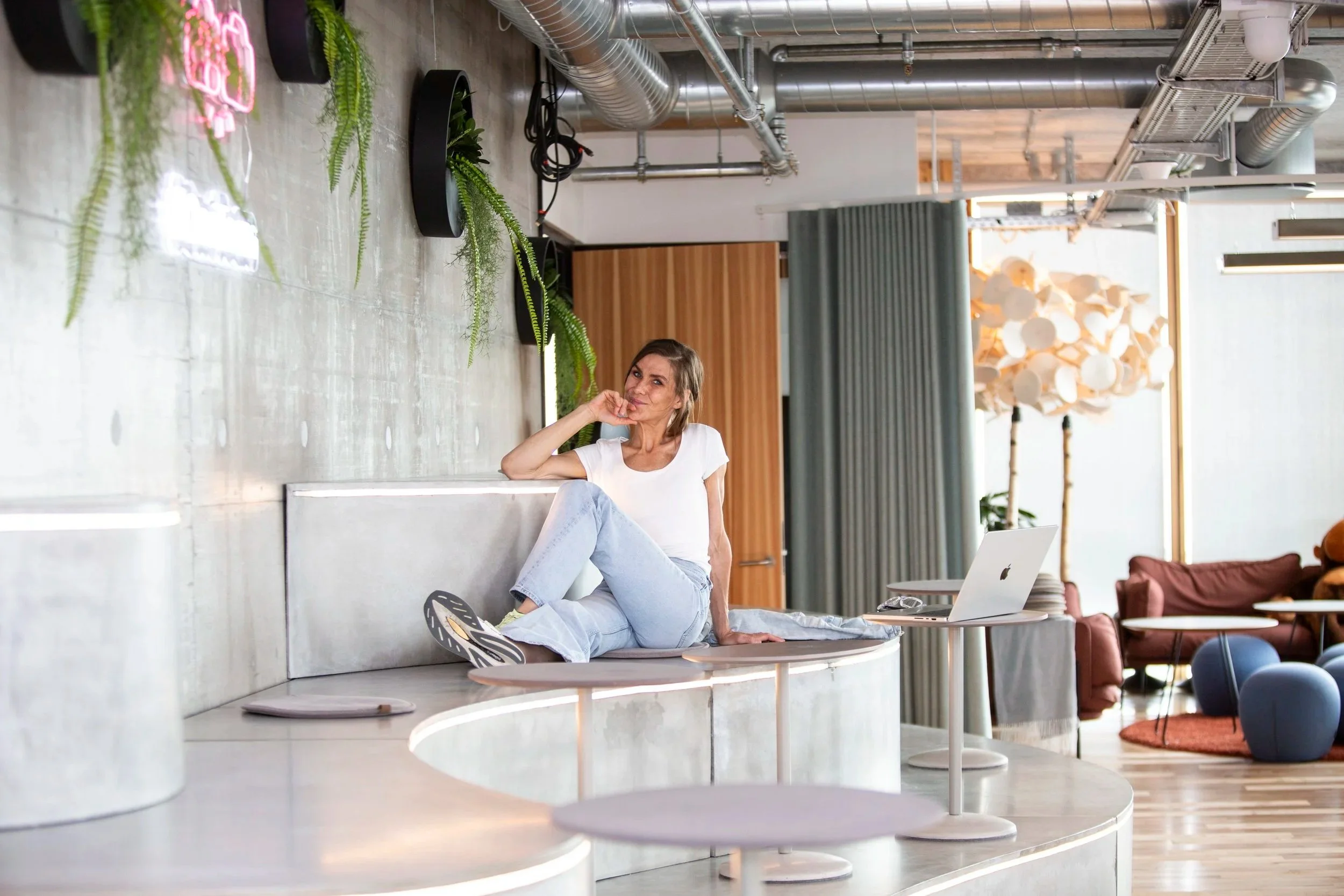 Siddetrappe specialdesign i fiberbeton med referencer til havneområdet. Lysinstalleret i siddemøblet.