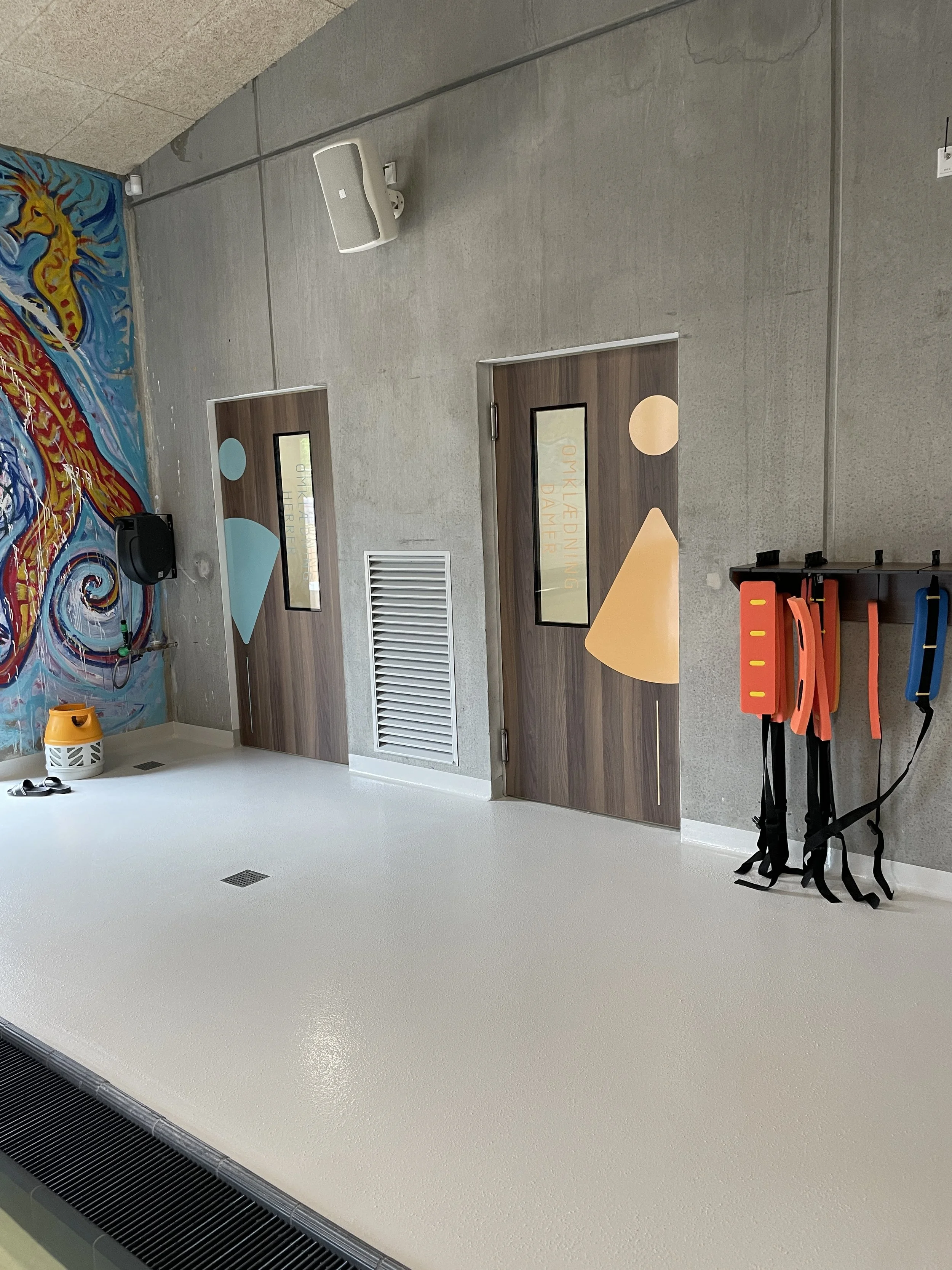 Lystrup svømmehal MP design Studio Marie Prokopek  wayfinding skiltningsdesign
