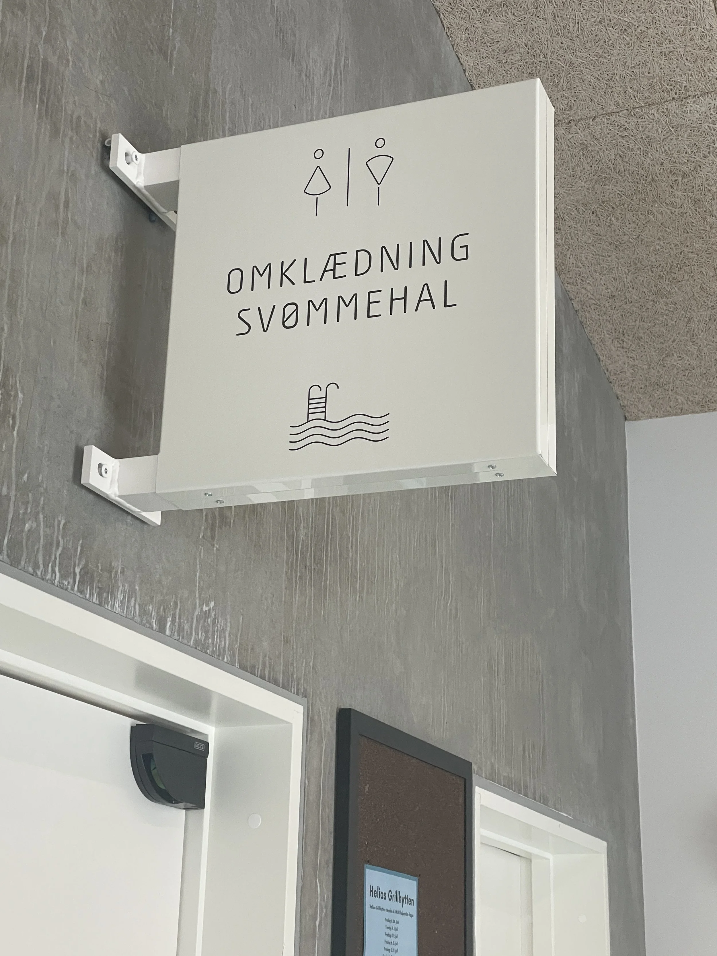Lystrup svømmehal MP design Studio Marie Prokopek  Wayfinding skiltedesign