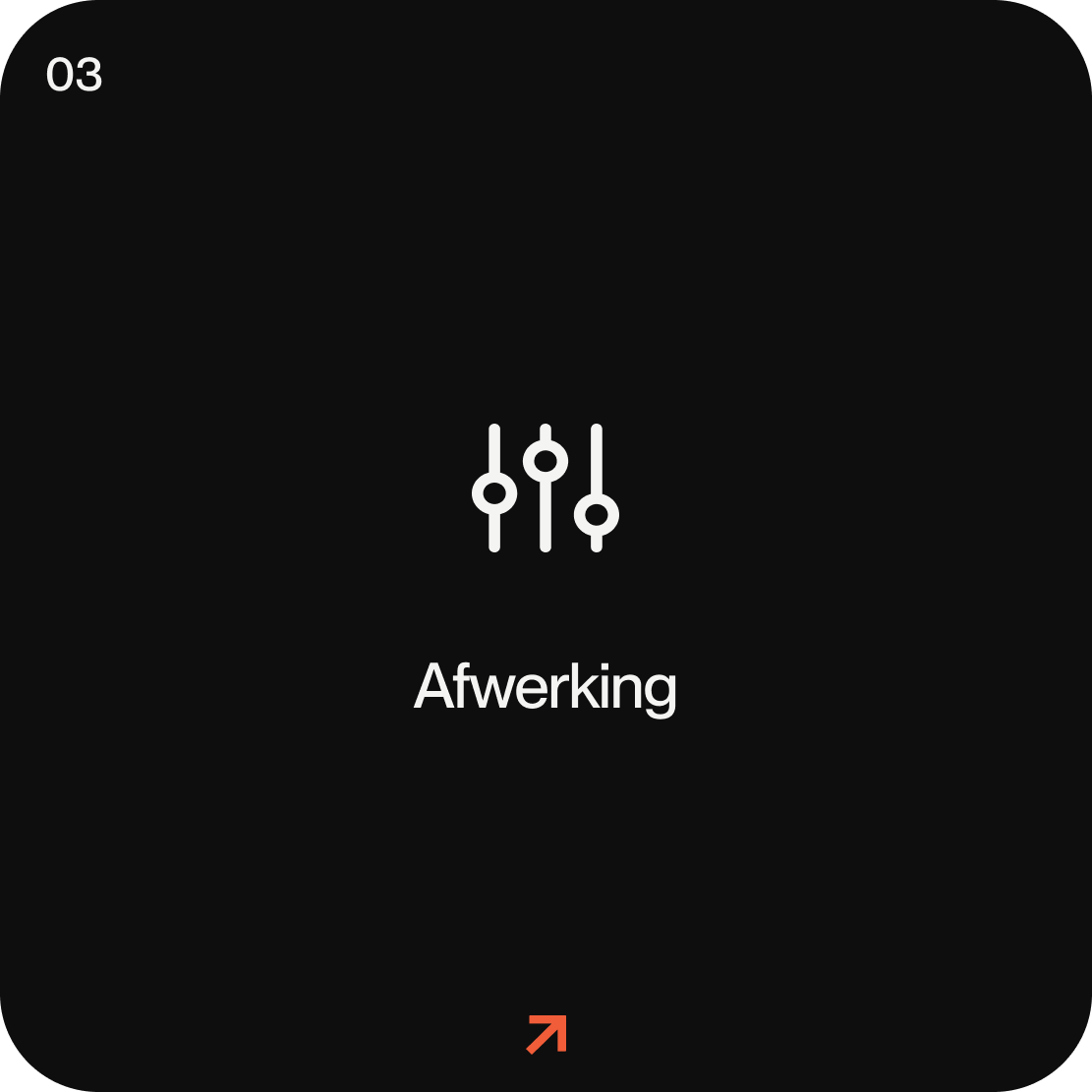Een zwart scherm met een witte pictogram van geluidsinstellingen en de tekst 'Afwerking' onder. Bovenaan staat de tekst '03' in wit, onderaan een klein rood pijlachtig symbool.