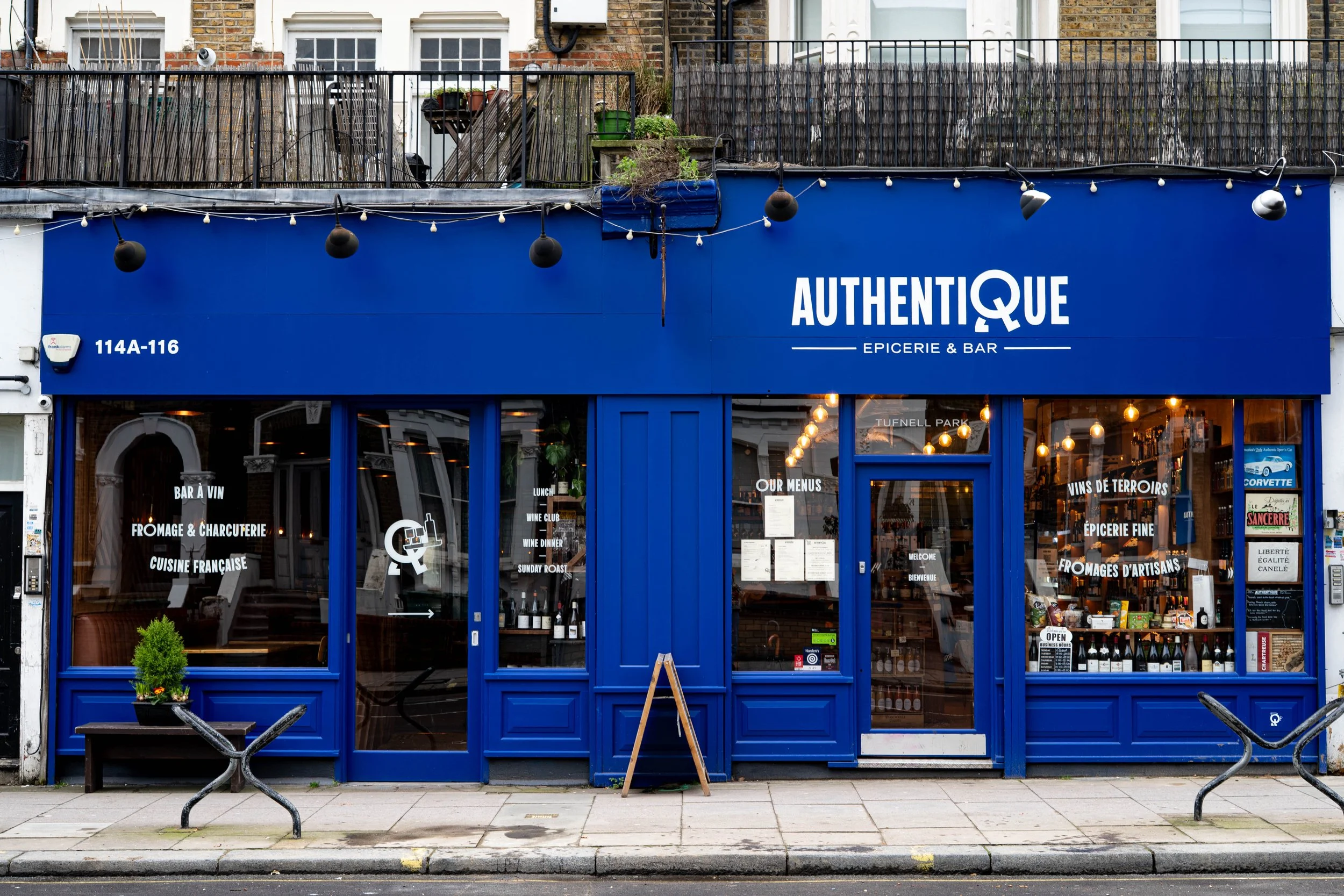 authentique epicerie et bar 1.jpg