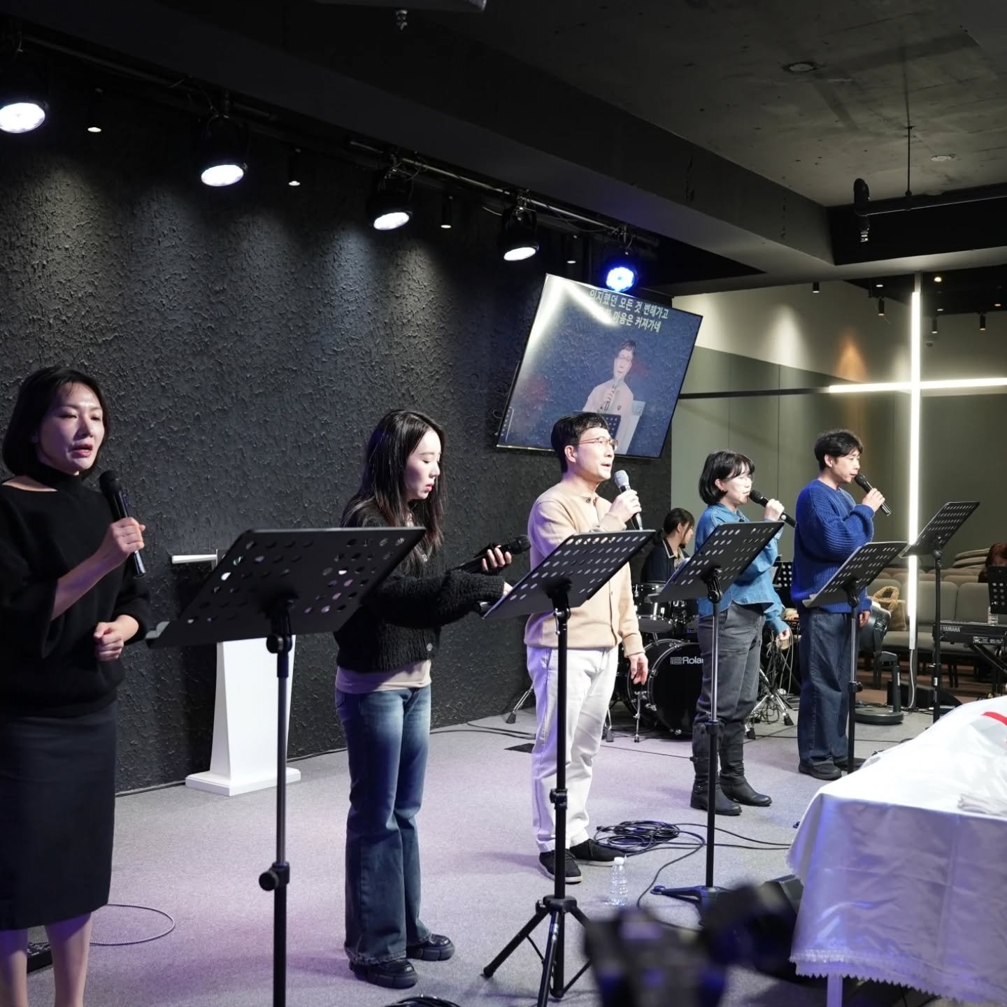 2025년 송구영신예배 현장을 소개합니다.
변함없는 사랑과 지키심으로 함께 하신 하나님께 감사하며 다가오는 새해에는 더욱 주님께 가까이 가는 시간이 되기를 소망하며!!
변함없이 주님께 예배^^