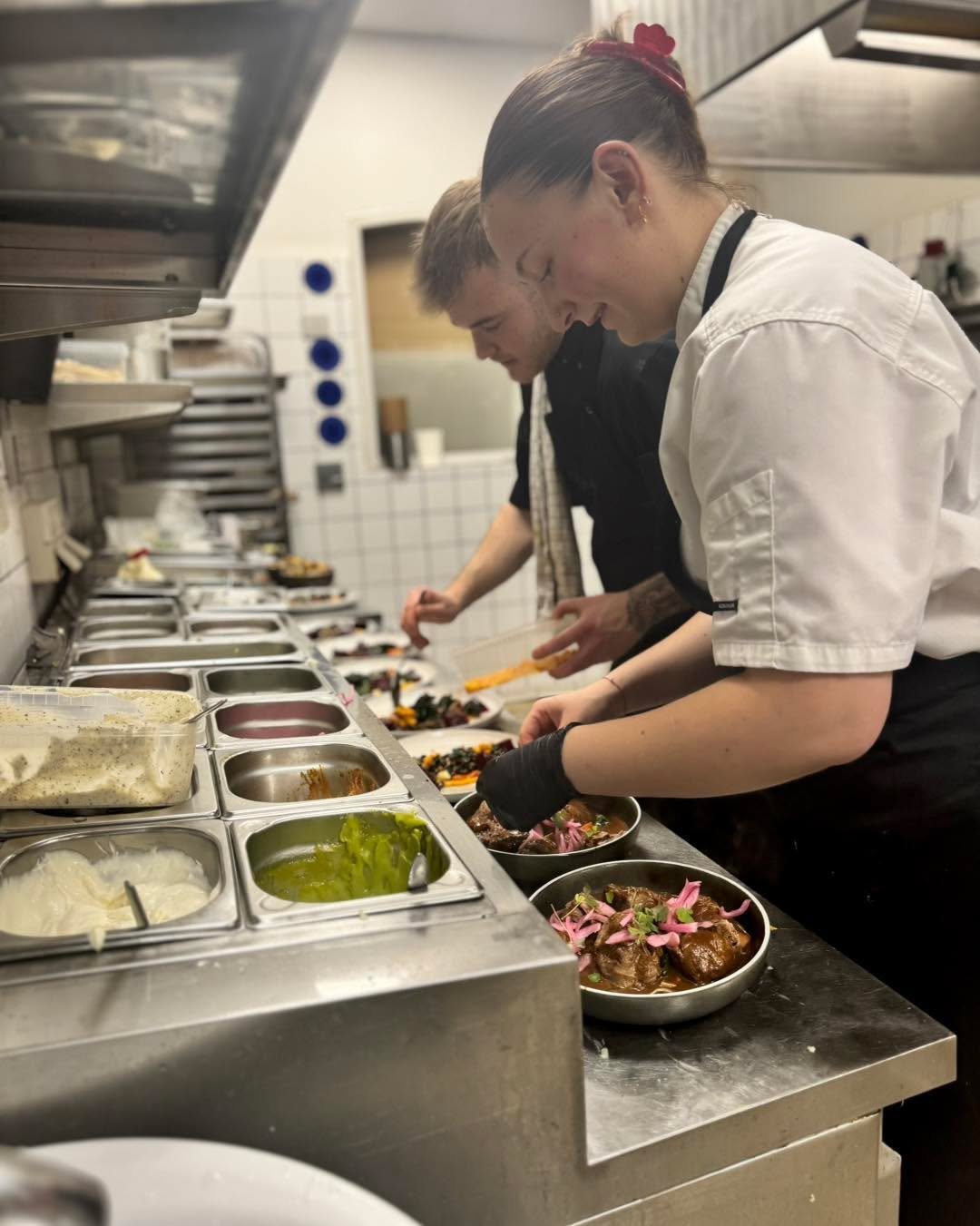 𝗩𝗘𝗟𝗞𝗢𝗠𝗠𝗘𝗡 𝗧𝗜𝗟 𝗡𝗔𝗗𝗝𝗔 

Vi er glade og taknemmelige for at kunne byde velkommen til vores nye elev, Nadja!
Hun er allerede godt i gang &ndash; og sammen med Nichlas er der nu fuldt tryk p&aring; k&oslash;kkenet her p&aring; Holmen.

Vi