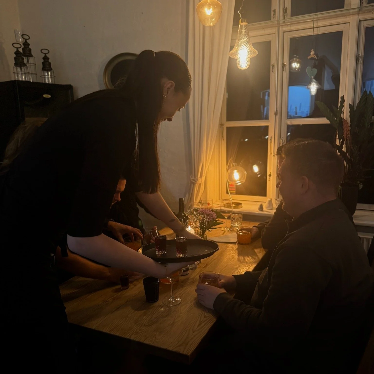 𝗩𝗜 𝗛𝗔𝗥 𝗨𝗗𝗩𝗜𝗗𝗘𝗧 𝗩𝗢𝗥𝗘𝗦 𝗔̊𝗕𝗡𝗜𝗡𝗚𝗦𝗧𝗜𝗗𝗘𝗥

Fredag &amp; l&oslash;rdag holder vi nu &aring;bent helt til kl. 23.00!
(K&oslash;kkenet lukker kl. 21.00)

Uanset om I kommer tidligt, kigger forbi senere eller bare har lyst til et hy