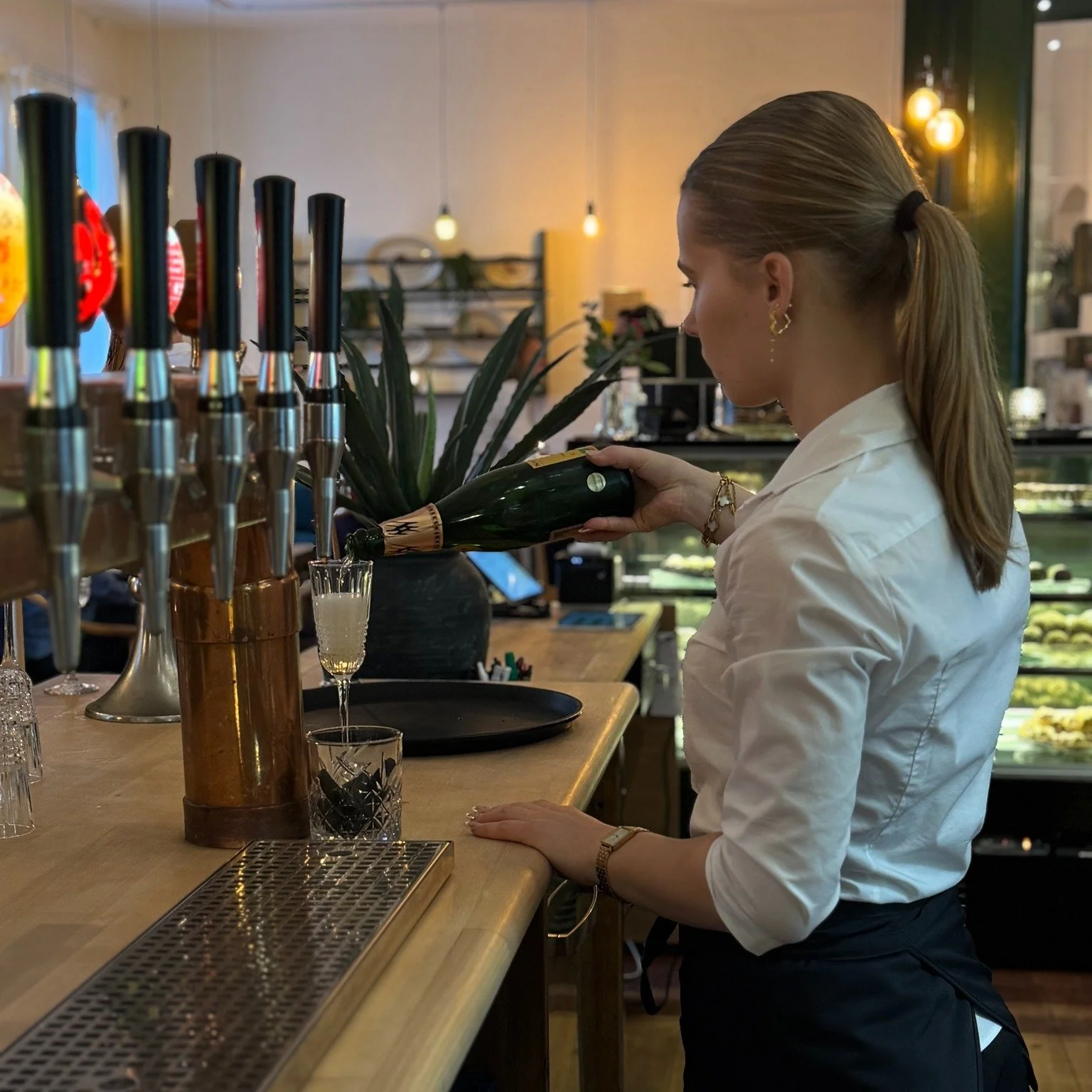 𝗕𝗥𝗨𝗡𝗖𝗛 𝗠𝗘𝗗 𝗕𝗢𝗕𝗟𝗘𝗥 🥂

S&oslash;ndag d. 8. marts fejrer vi Den Internationale Kvindedag med brunchbuffet og bobler fra kl. 10.30&ndash;13.30 💐

Tag dine venninder, k&aelig;reste, kone, mor eller kollega under armen og nyd en hyggelig f