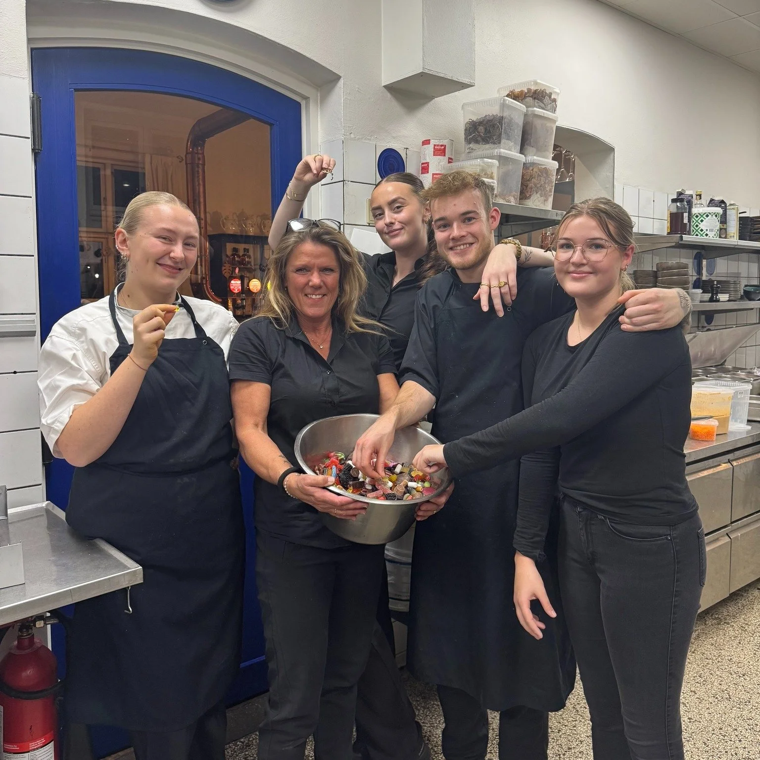 𝗩𝗜 𝗘𝗟𝗦𝗞𝗘𝗥 𝗦𝗟𝗜𝗞 &amp; 𝗙𝗔𝗦𝗧𝗘𝗟𝗔𝗩𝗡 🎭🍬

Vi har v&aelig;ret p&aring; indk&oslash;b&hellip;
og ja &ndash; det l&oslash;b lidt l&oslash;bsk 🍭

S&oslash;ndag d. 15. februar
10:30&ndash;17
st&aring;r vi klar til alle raslere 🤍

Kom for