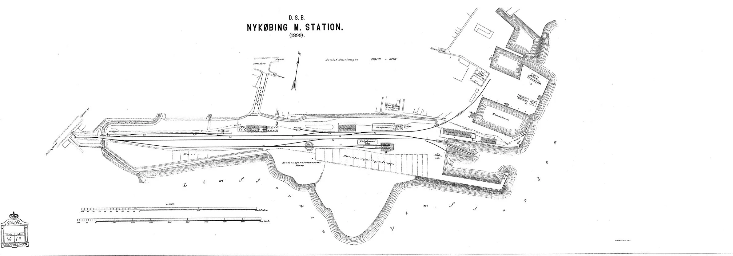 Tegning af Nykøbing station fra 1899 med spor, bygninger og omgivelser