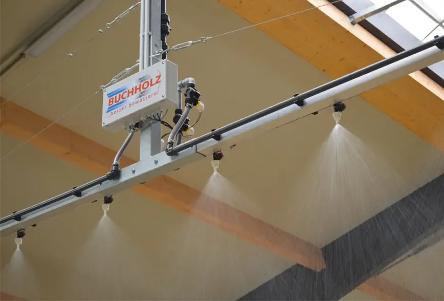 Sprühgeräte, die Wasser auf die Decke sprühen, im Auftrag der Firma Buchholz.