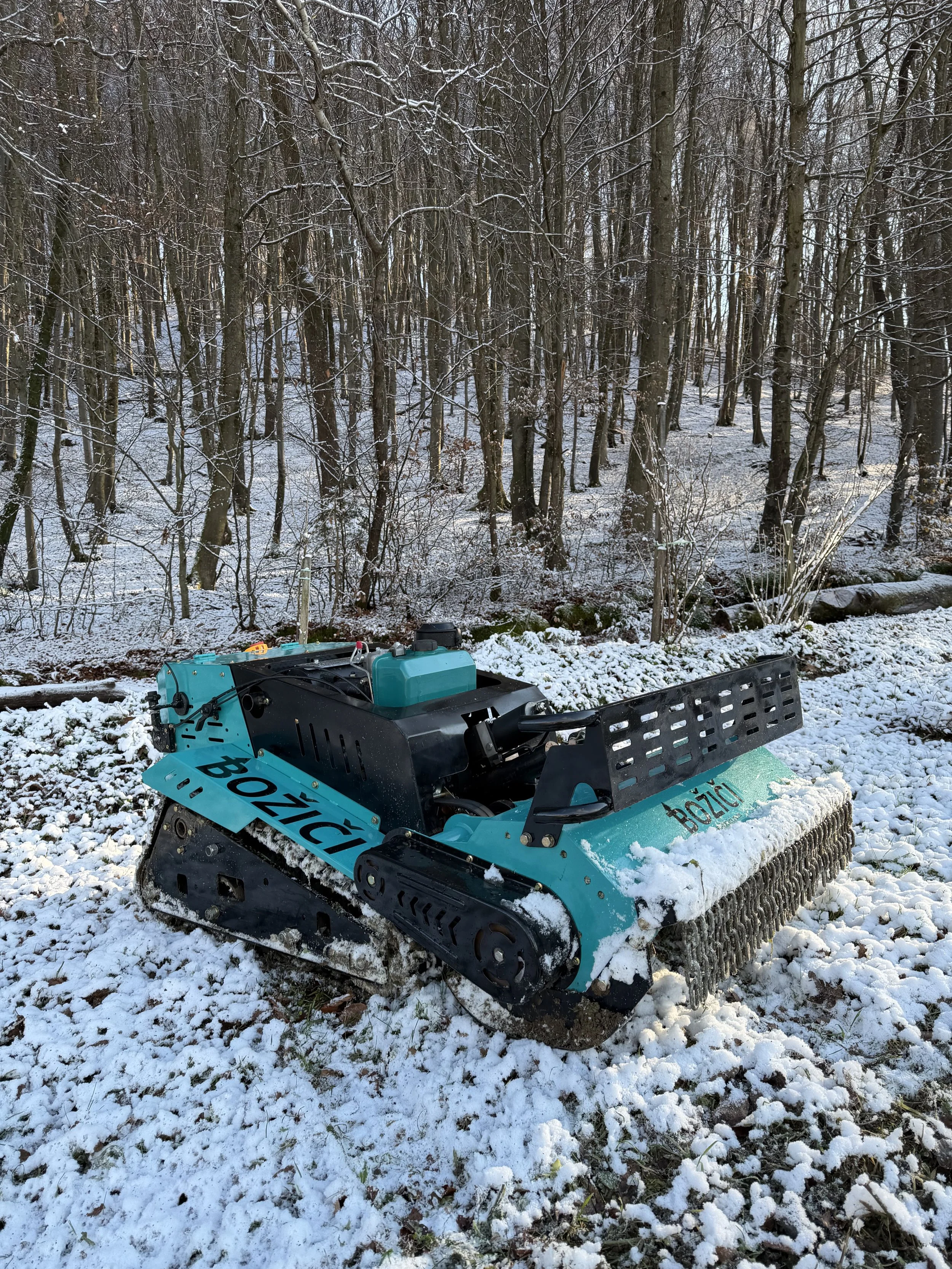 Daljinsko voden profesionalni diesel mulčar Božiči FRN-PRO na snegu