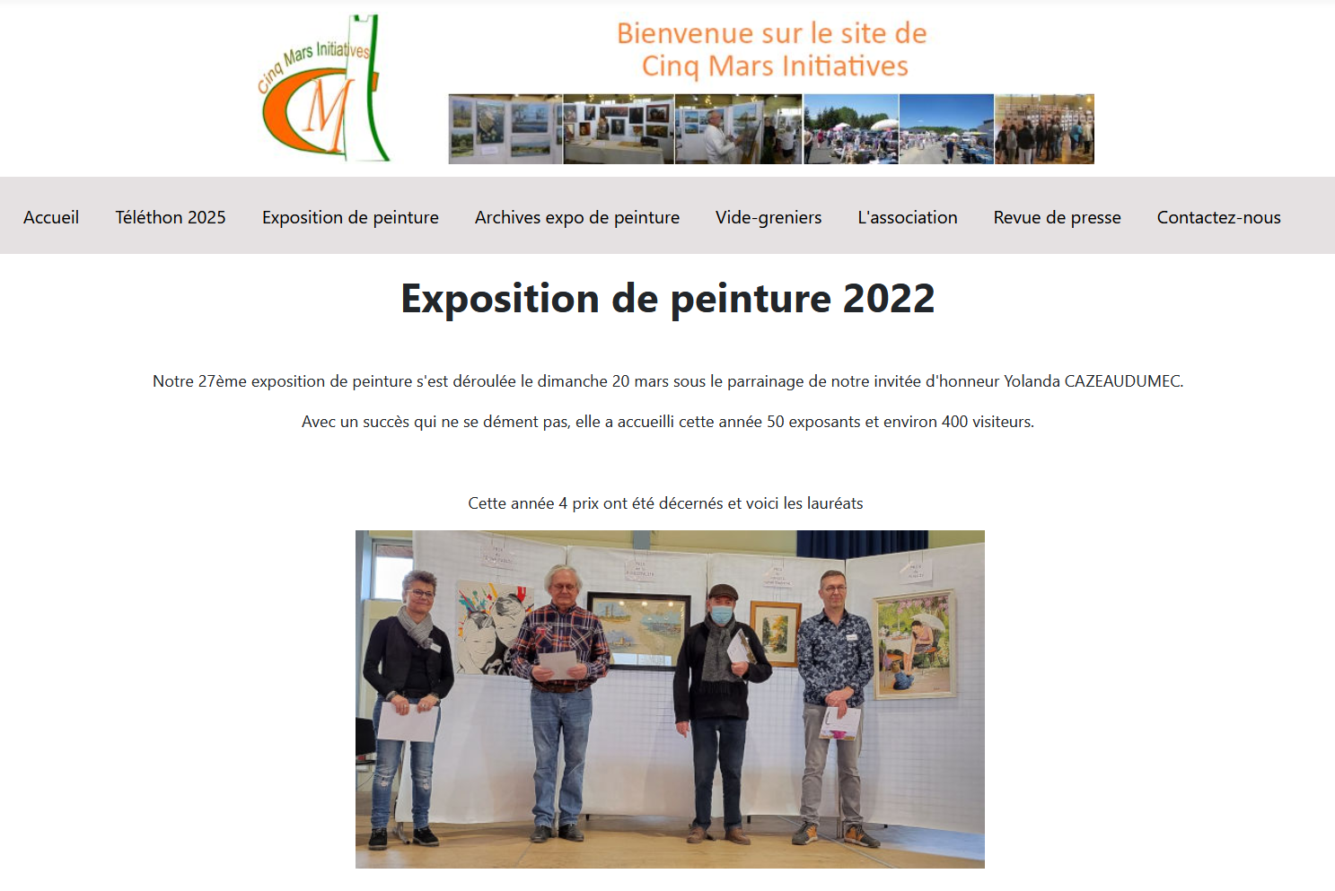 Une capture d'écran du site web de l'exposition de peinture 2022 de Cinq Mars Initiatives, montrant un groupe de personnes lors de la cérémonie de remise des prix avec des œuvres d'art en arrière-plan.