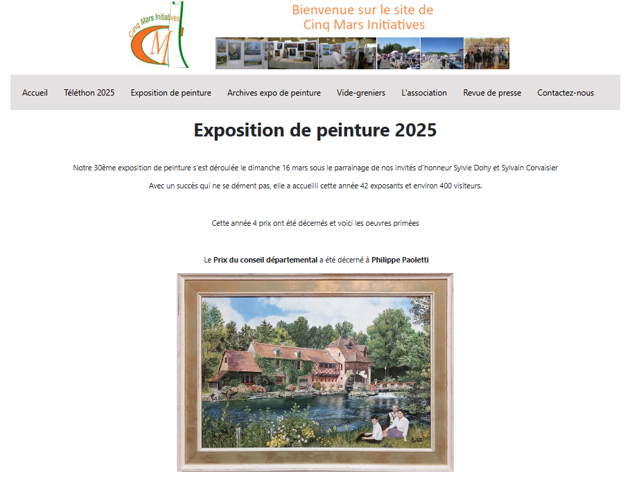 Capture d'écran d'une page web annonçant une exposition de peinture 2025 avec une peinture représentant une maison au bord d'une rivière entourée de nature, avec deux personnes assises près de l'eau.