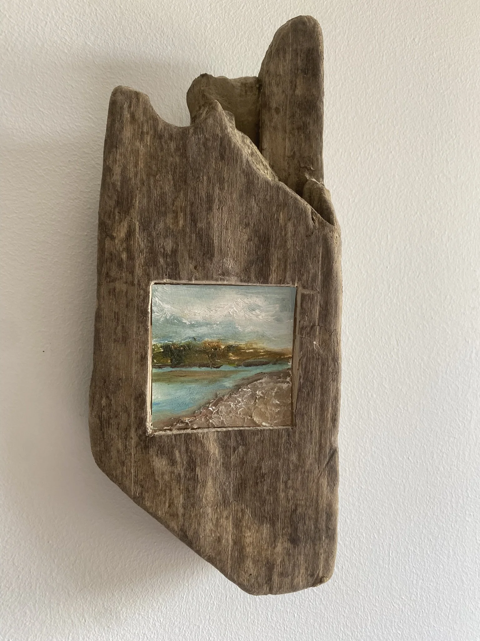 Olieverf op papier (7 x 7 cm) uitgehakt in hout 11 x 27 cm - € 115,-