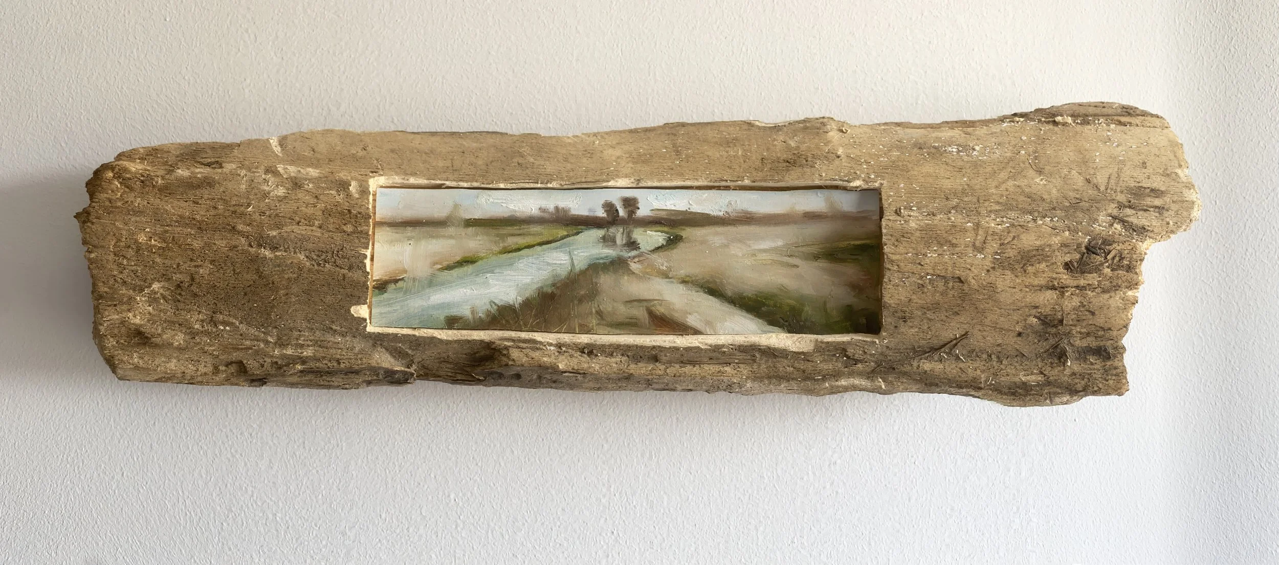 Olieverf op papier (7 x 24 cm) uitgehakt in hout 14 x 51 cm - € 185,-