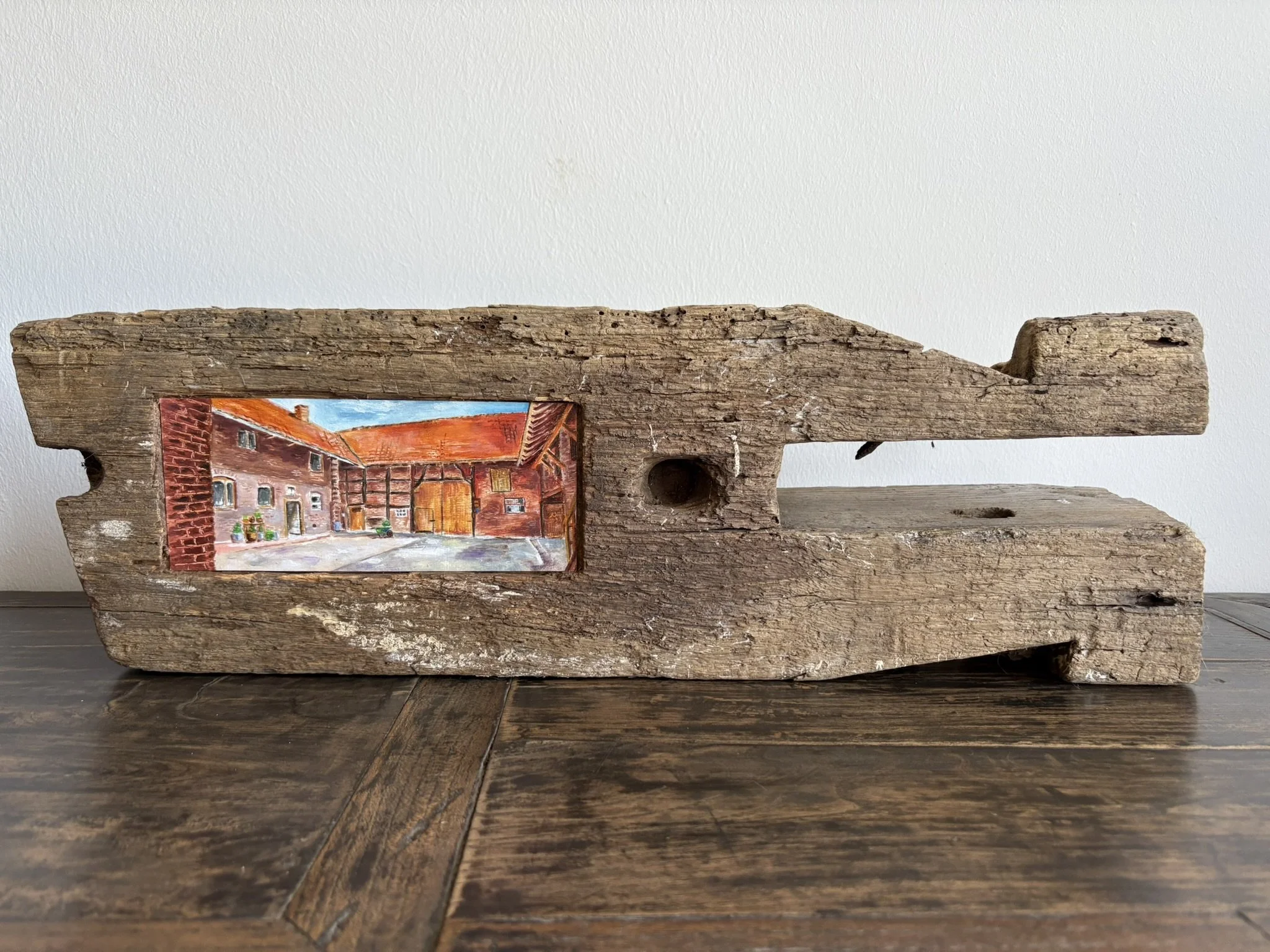 Olieverf op papier geplaatst in uitgehakte uitsparing in balk, verkocht