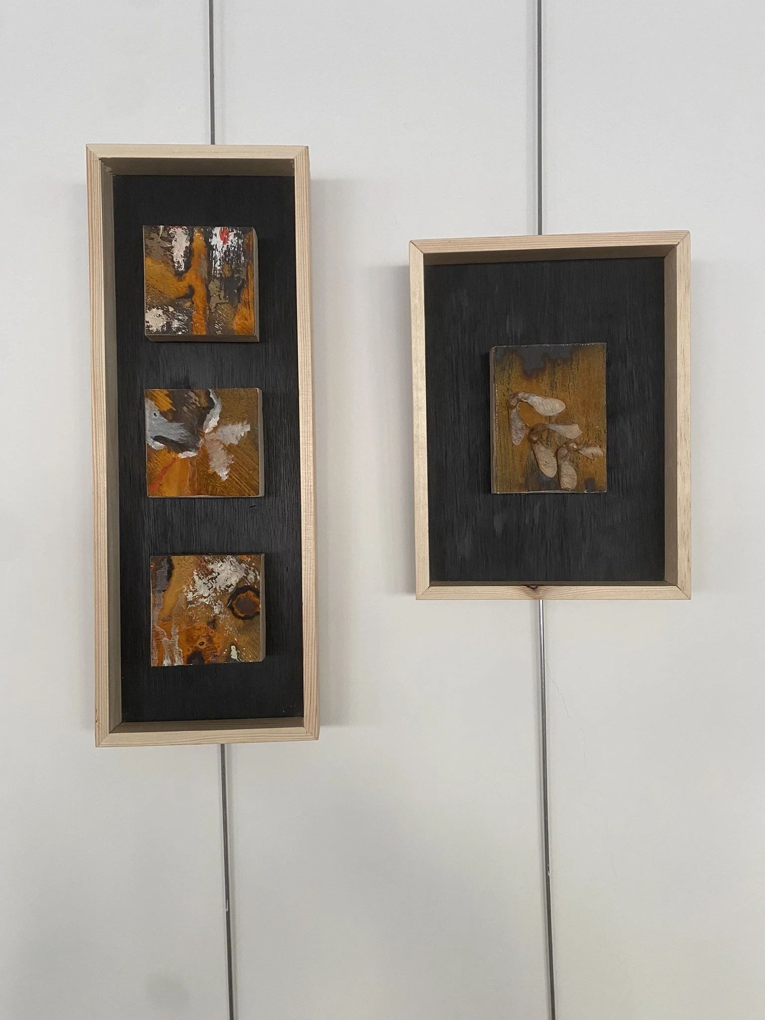 LInks, 3 stuks roest/olieverf op hout, 14 x 38 cm - € 95,-
Rechts, mixed media op hout 17 x 23 cm - 
€ 55,-