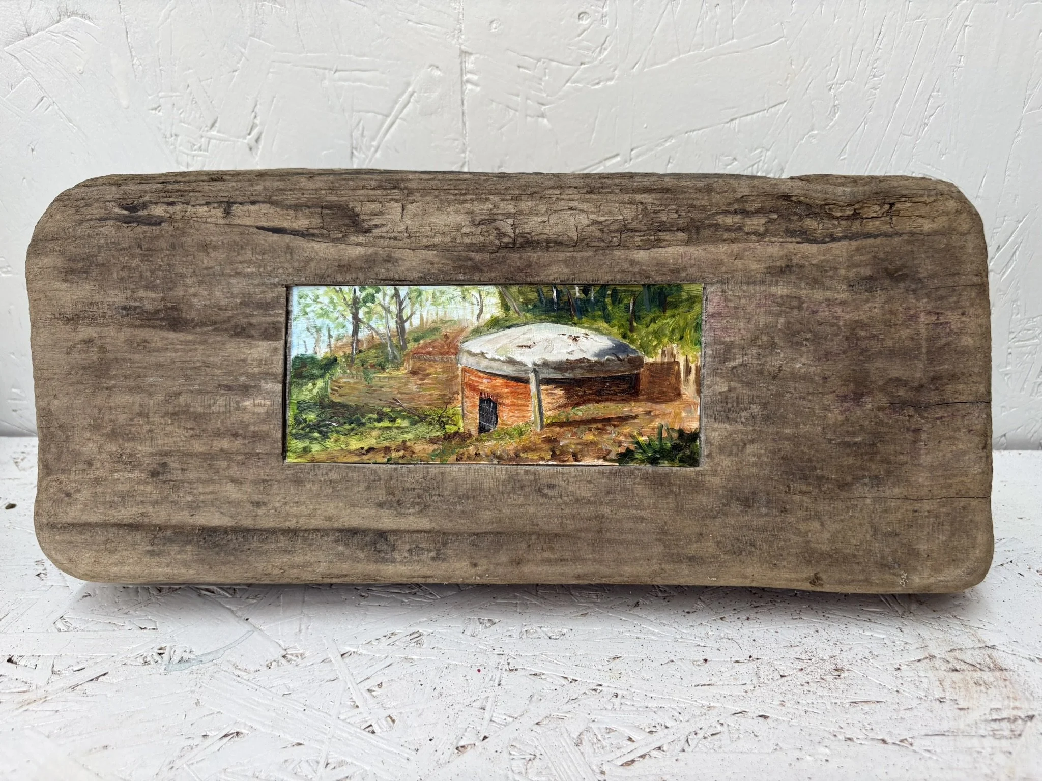 Olieverf op papier (7 x 16 cm) uitgehakt in hout 18 x 37 cm - € 225,00
