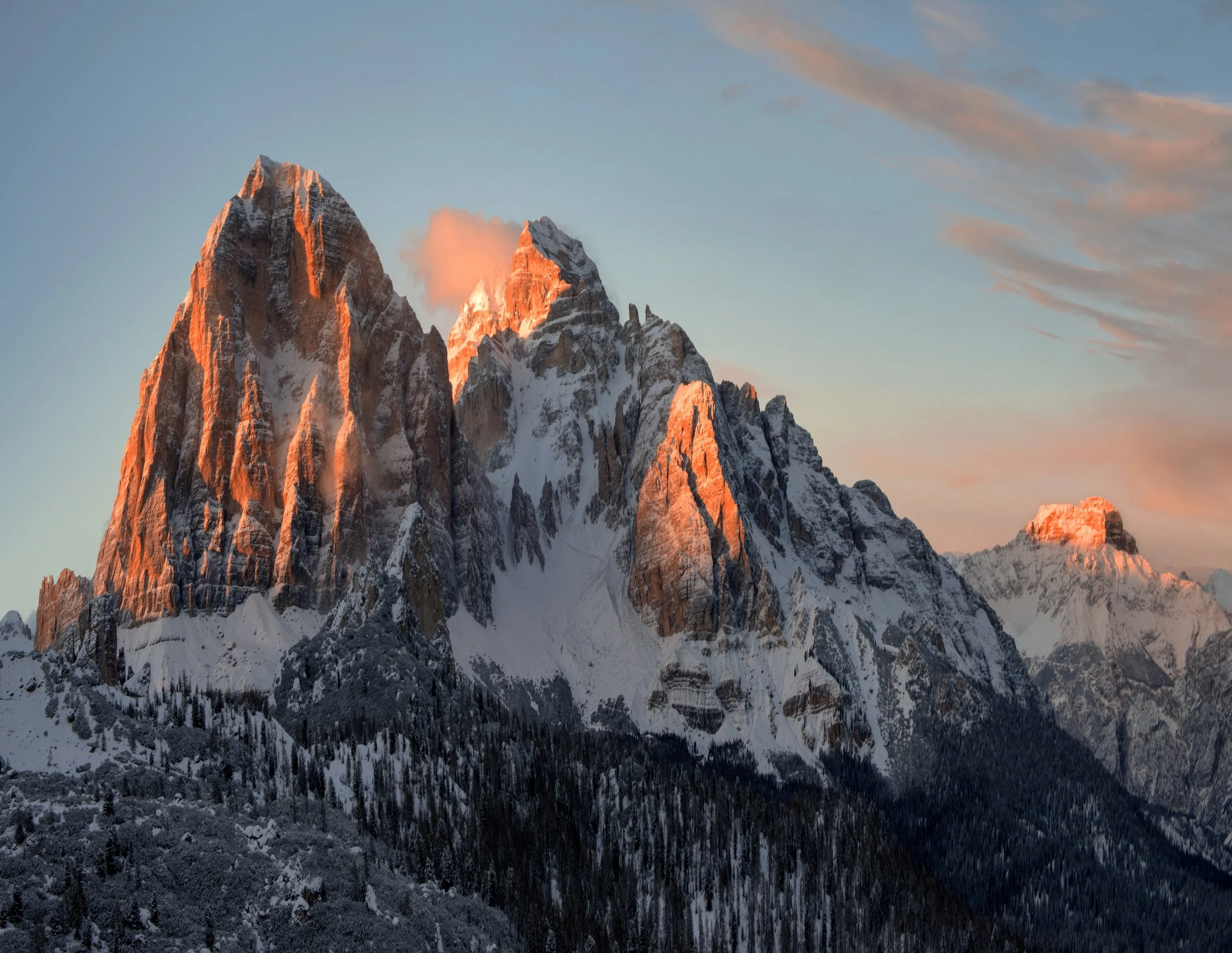 breathtaking-scenery-snowy-rocks-dolomiten-italian-alps-winter.jpg