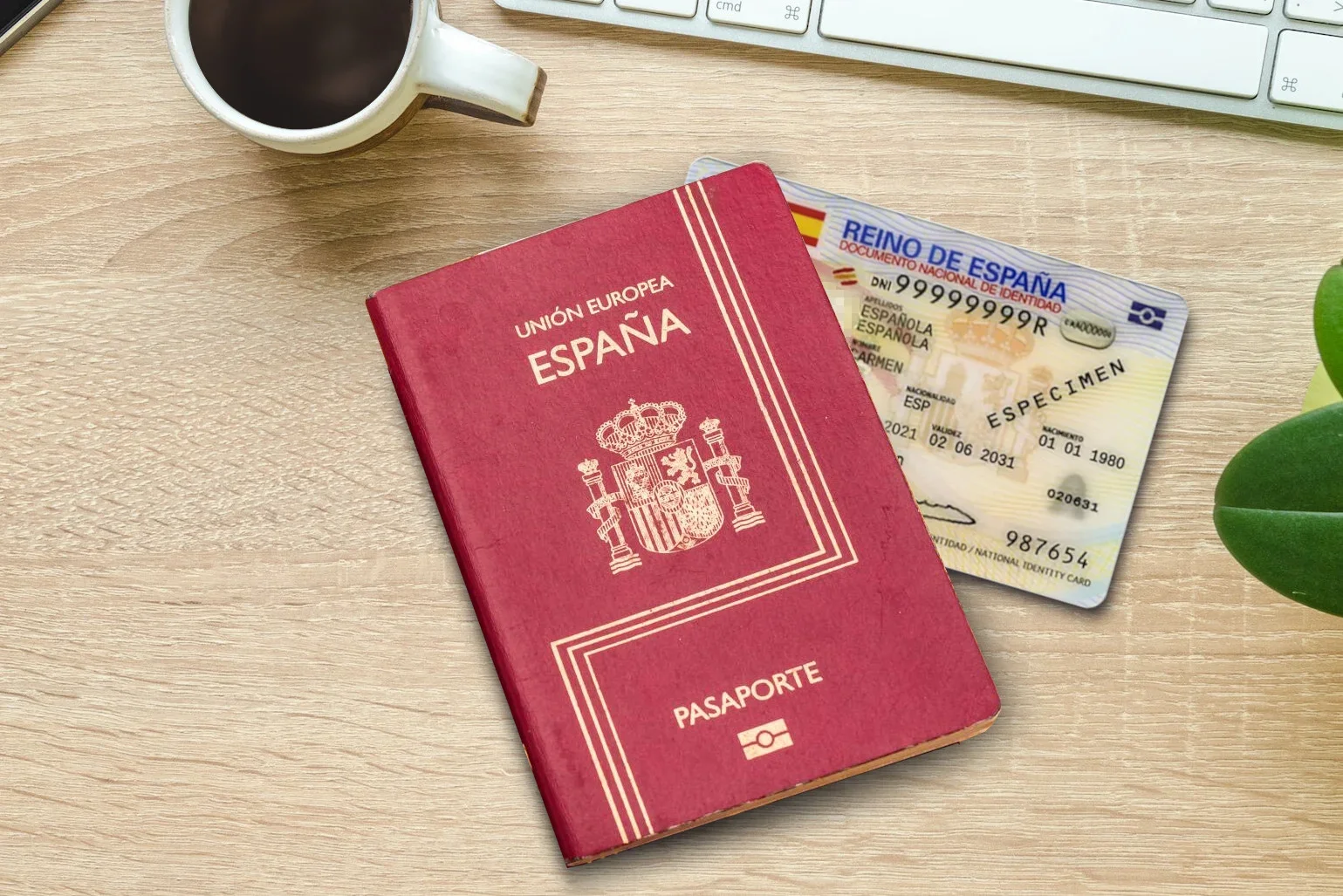 Pasaporte y tarjeta de identificación en una mesa de trabajo.
