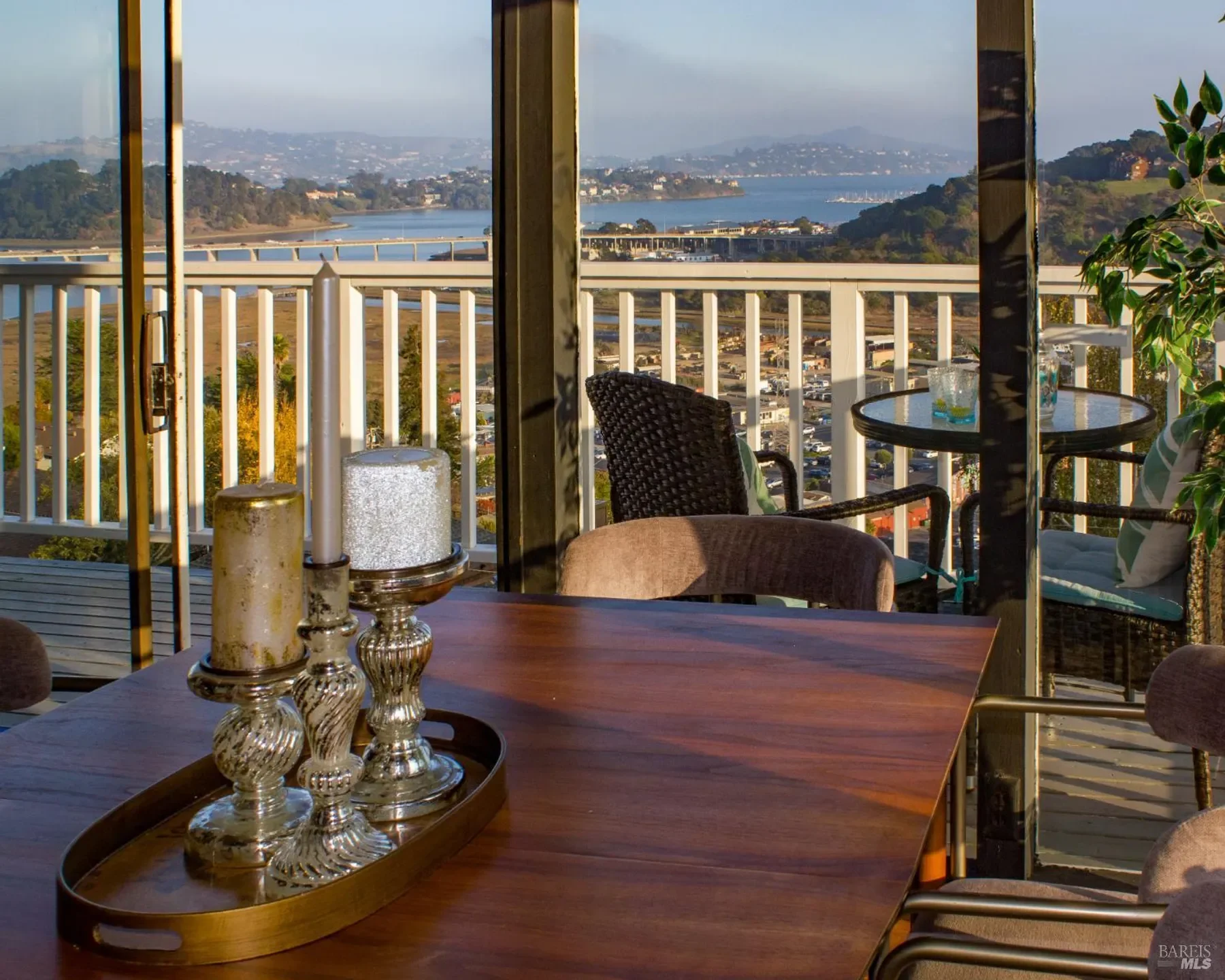 Table with view (2).webp