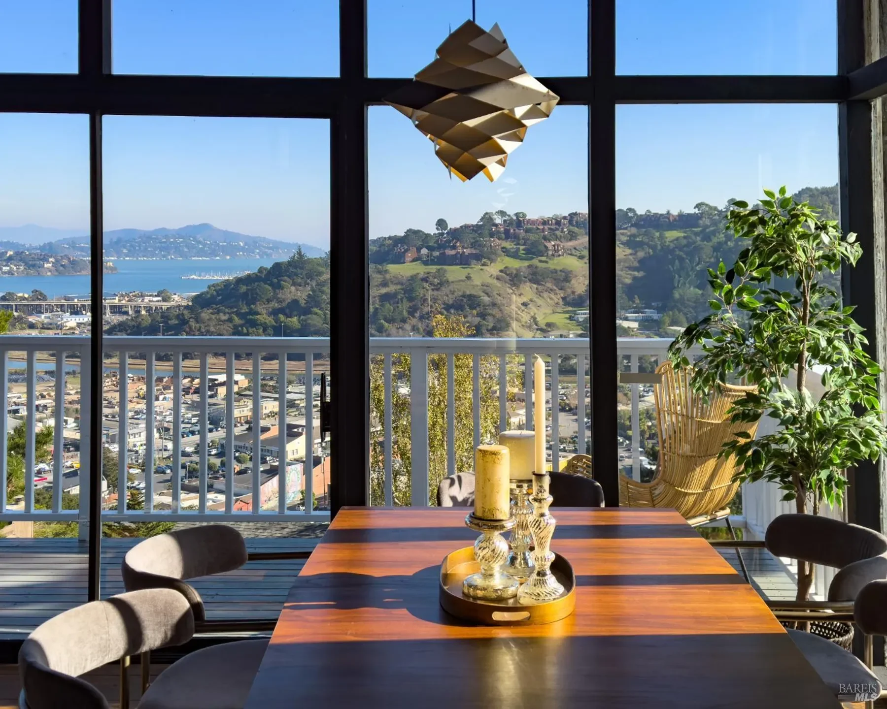 Table with view (1).webp