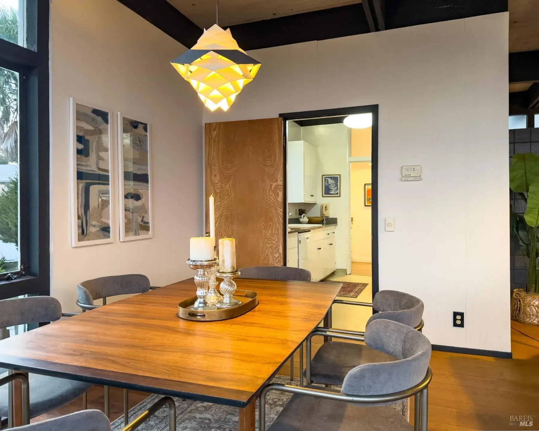 table and kitchen (1).webp