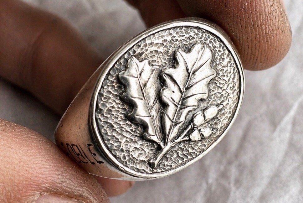 Como un Roble, Signet Ring