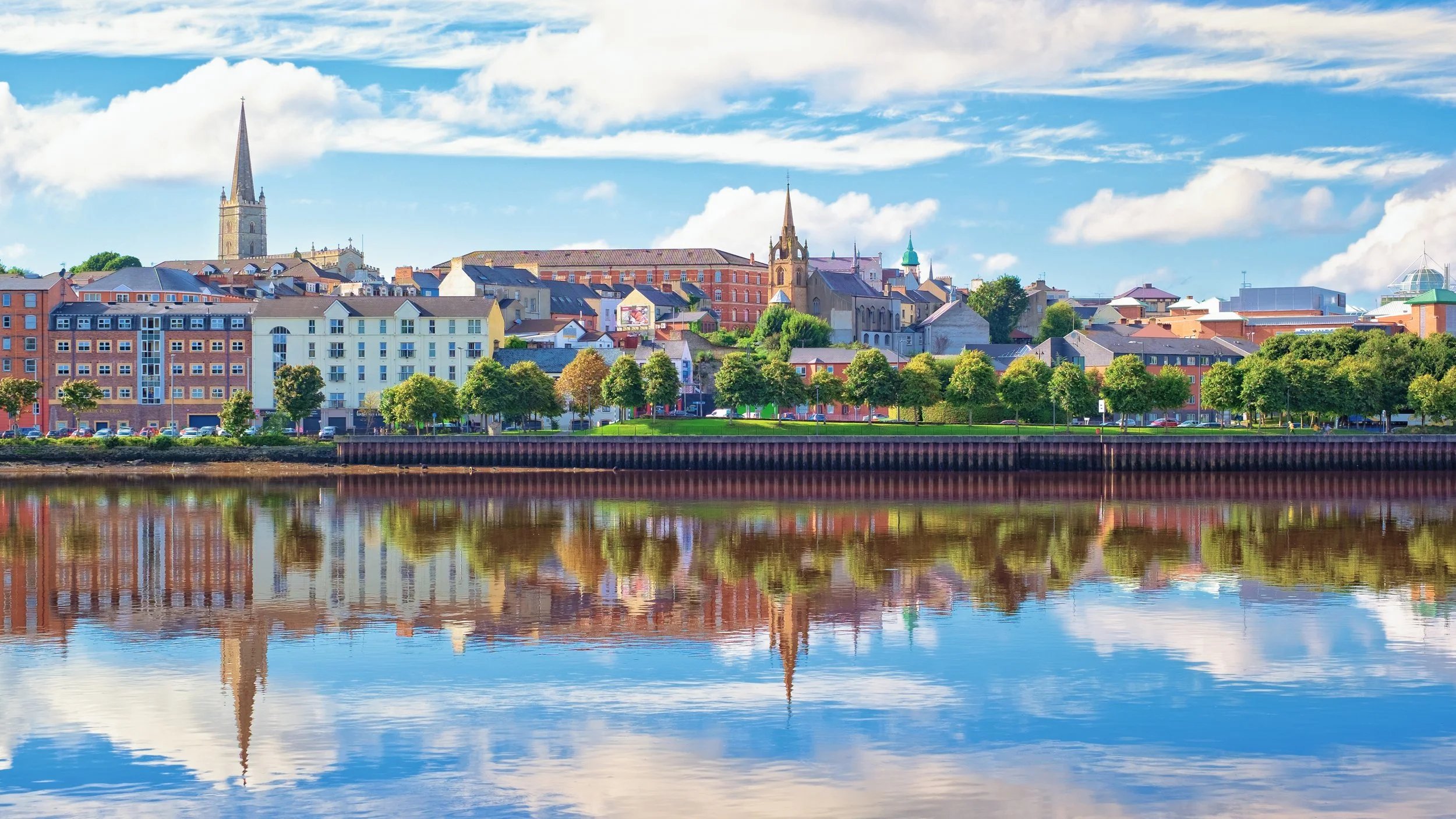 Black and White Groovy Keep Going Desktop Wallpaper (1).jpg