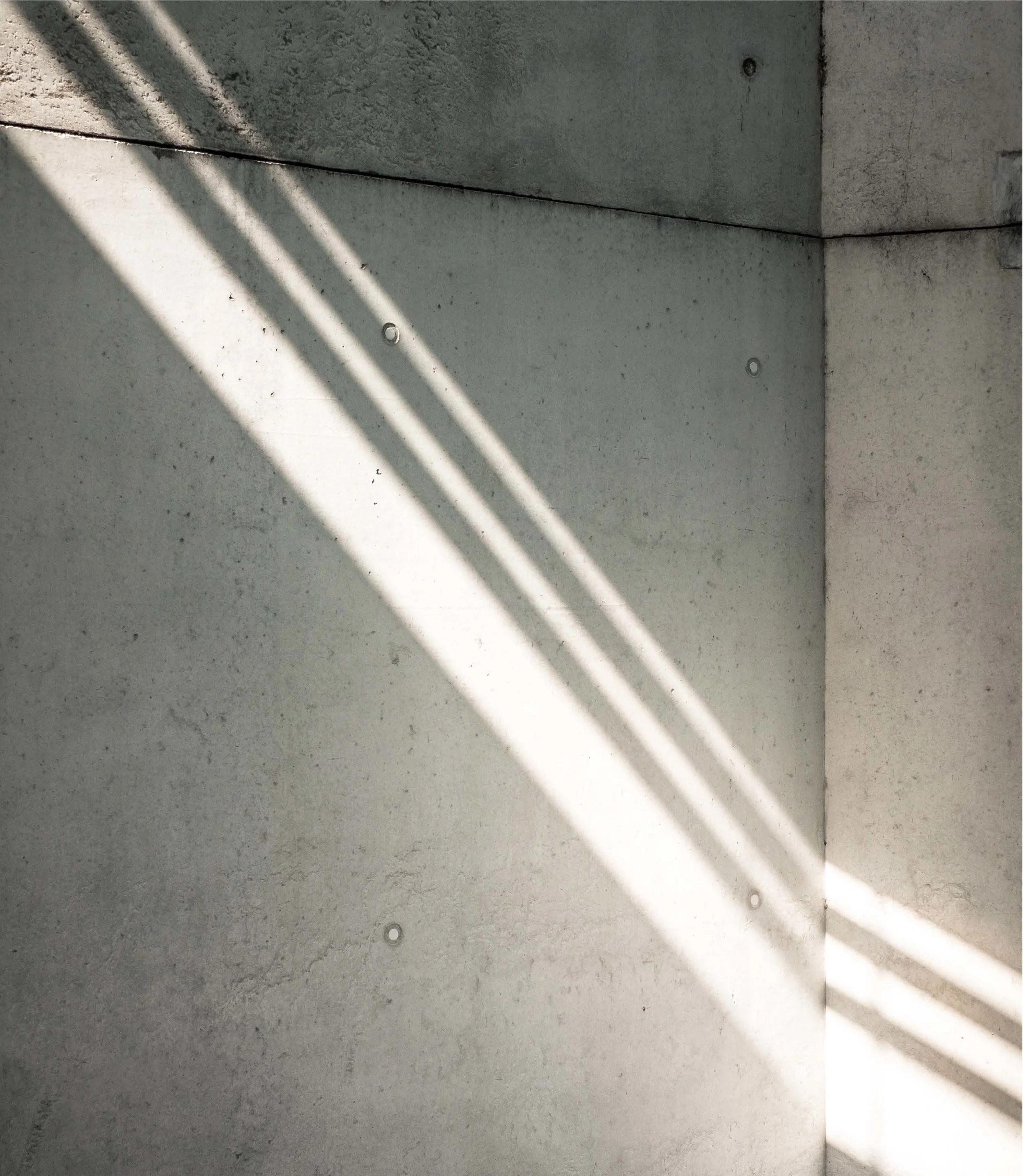 Geometri til glede.Et stramt og funksjonelt uttrykk i alle detaljer, med rette linjer, betong og tre.