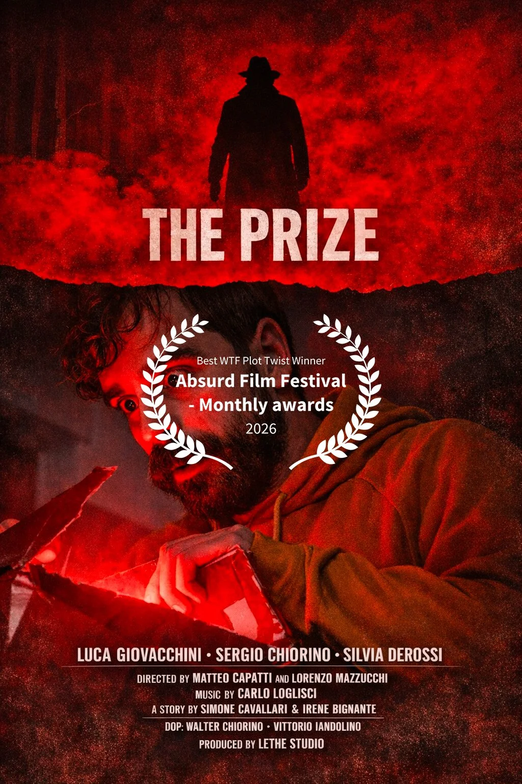 Locandina di un film intitolato "The Prize" con un uomo che tiene una scatola rossa, sfondo rosso e nero, con premi e riconoscimenti, fra cui "Absurd Film Festival" 2026