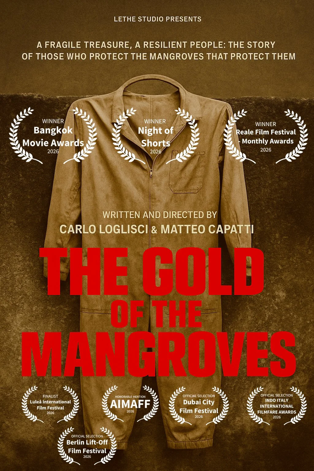 Locandina del film "The Gold of the Mangroves" con premi e riconoscimenti, scritto e diretto da Carlo Loglisci e Matteo Capatti, con uno sfondo di pantaloni kaki appoggiati contro un muro.