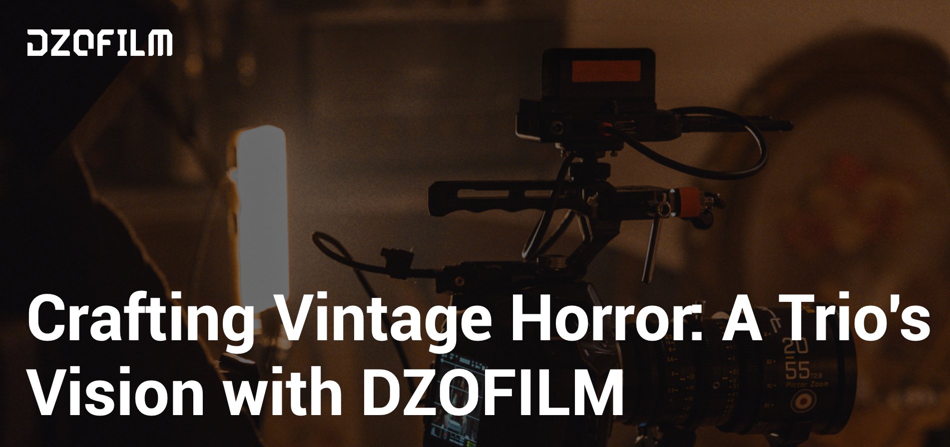 La scena mostra una telecamera professionale con accessori, puntata verso un set di ripresa, con una luce calda in background. Il testo sovrapposto dice "Crafting Vintage Horror: A Trio's Vision with DZOFILM".