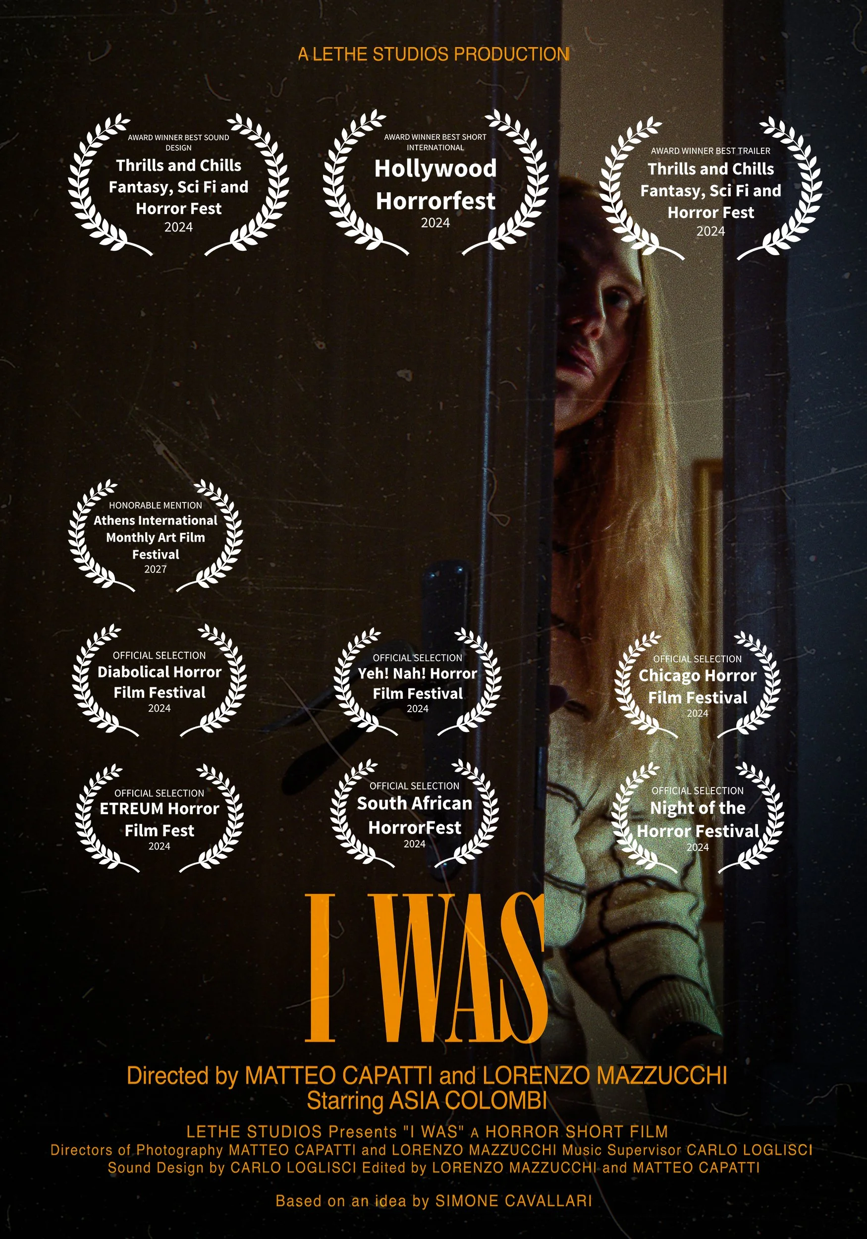Locandina di un film horror con premi e riconoscimenti, tra cui 'Thrills and Chills Fantasy, Sci Fi and Horror Fest 2024' e 'Yeh! Nah! Horror Film Festival 2024'. In primo piano, una donna con lunghi capelli biondi, parzialmente nascosta da una porta