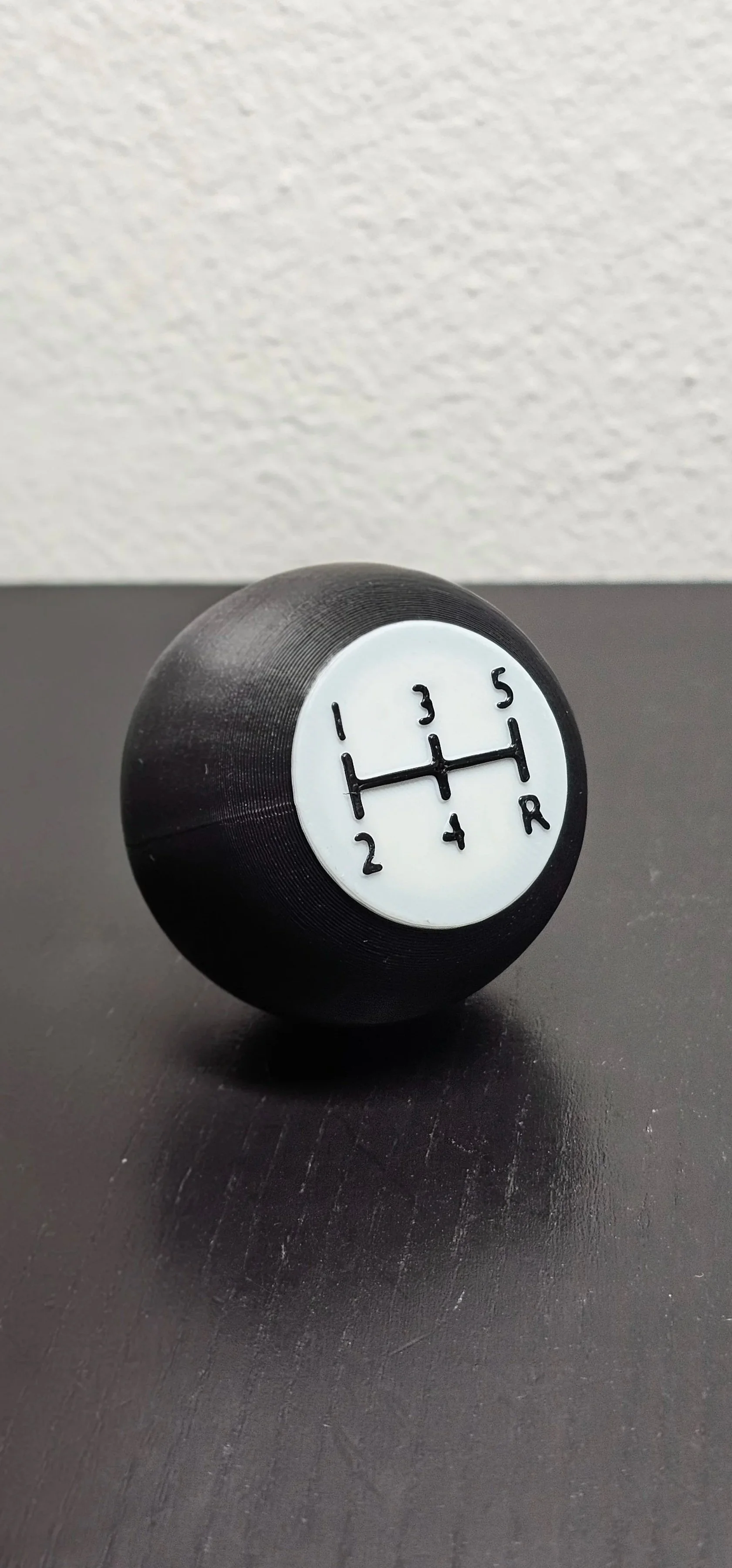 Cambio di marcia con leva a 5 marce e retromarcia, visualizzato su un pomello nero