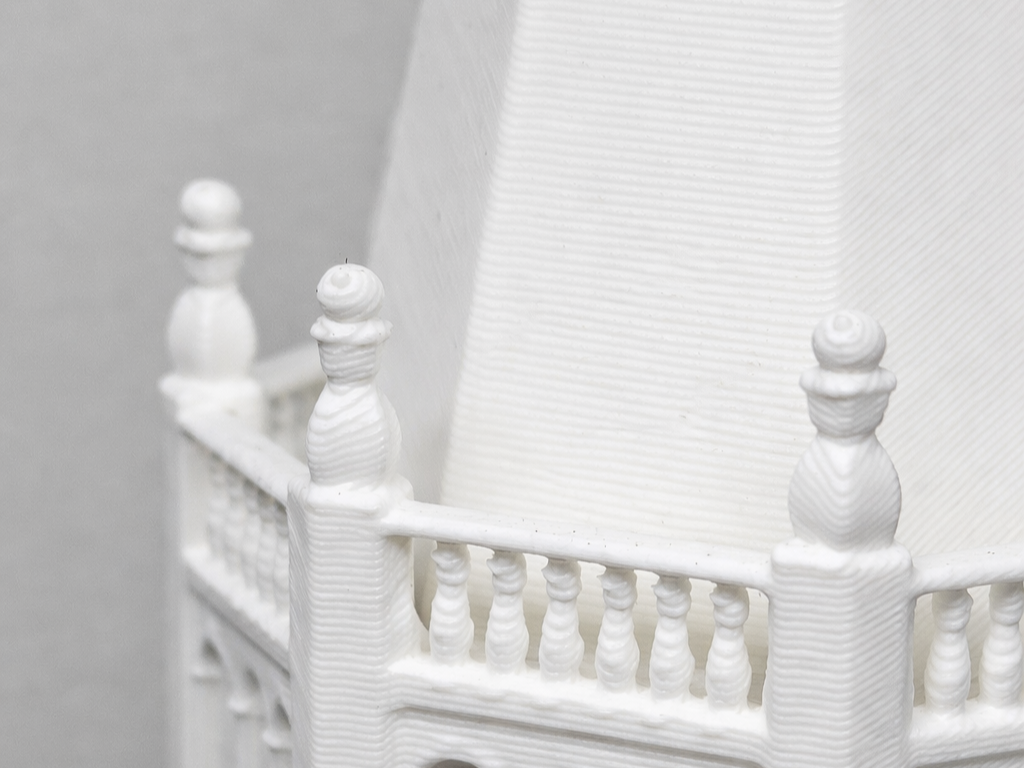 Dettaglio della torre della scultura che rappresenta la torre ghirlandina di Modena in miniatura