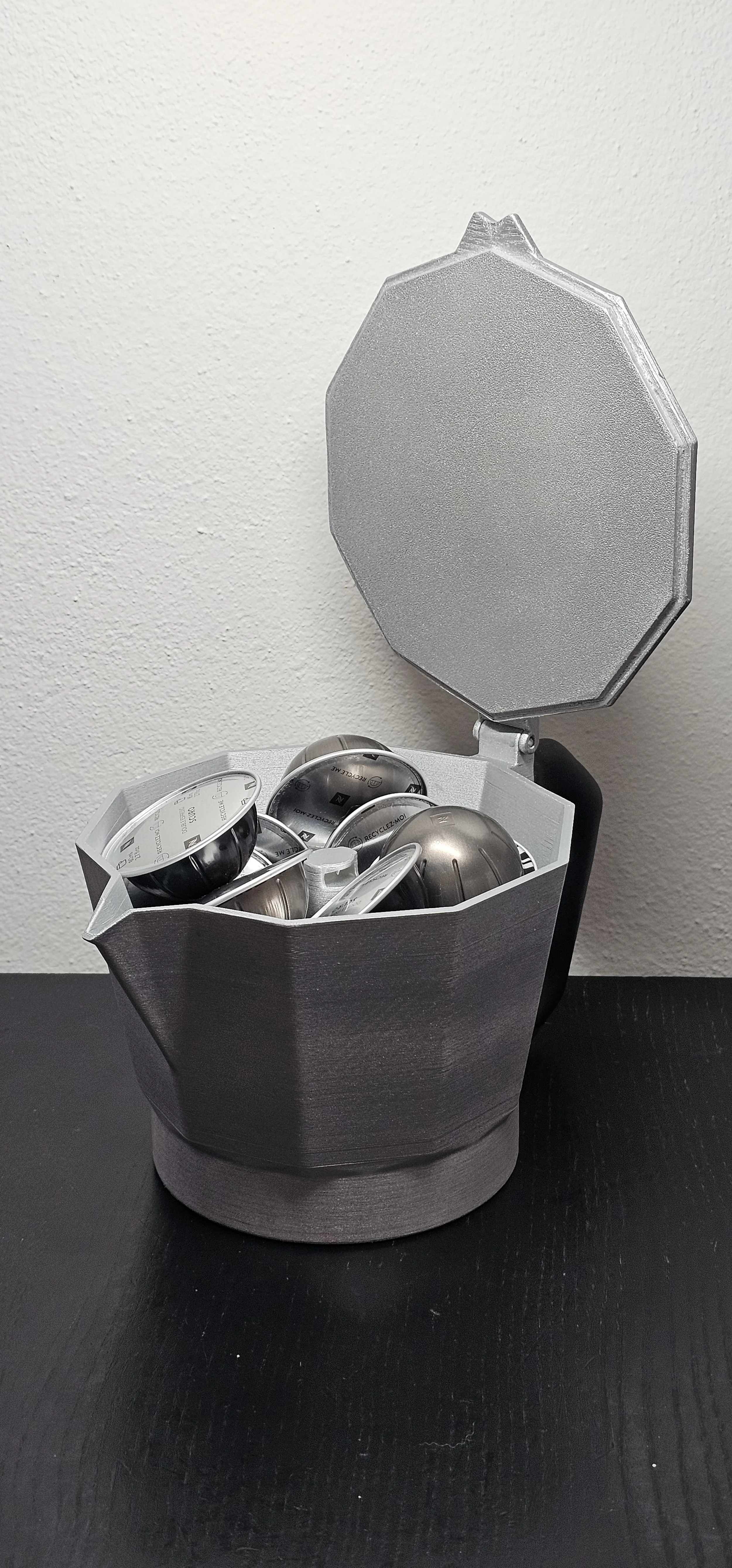 Porta cialde in stile moka da caffè con dentro le cialde