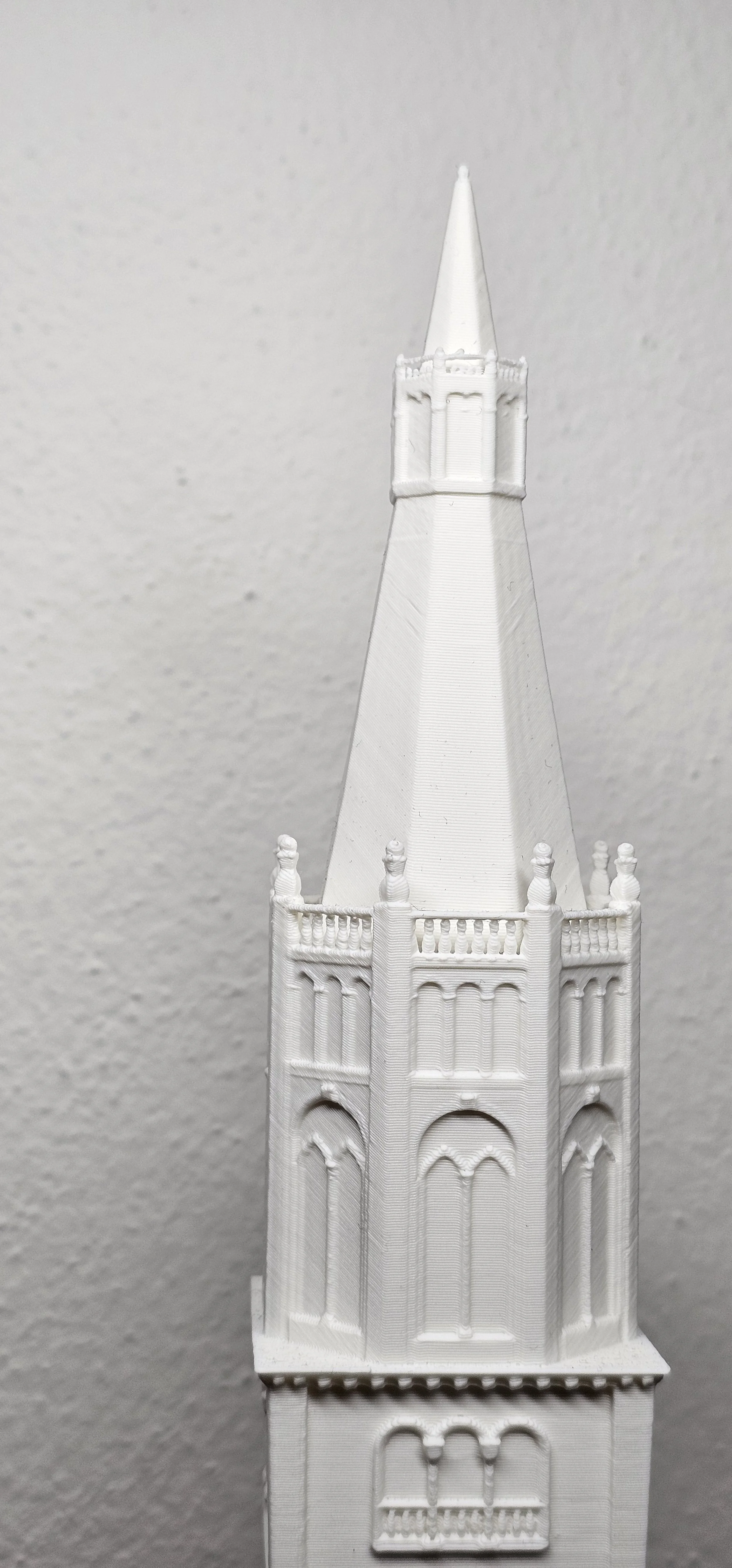 Dettaglio della torre della scultura che rappresenta la torre ghirlandina di Modena in miniatura