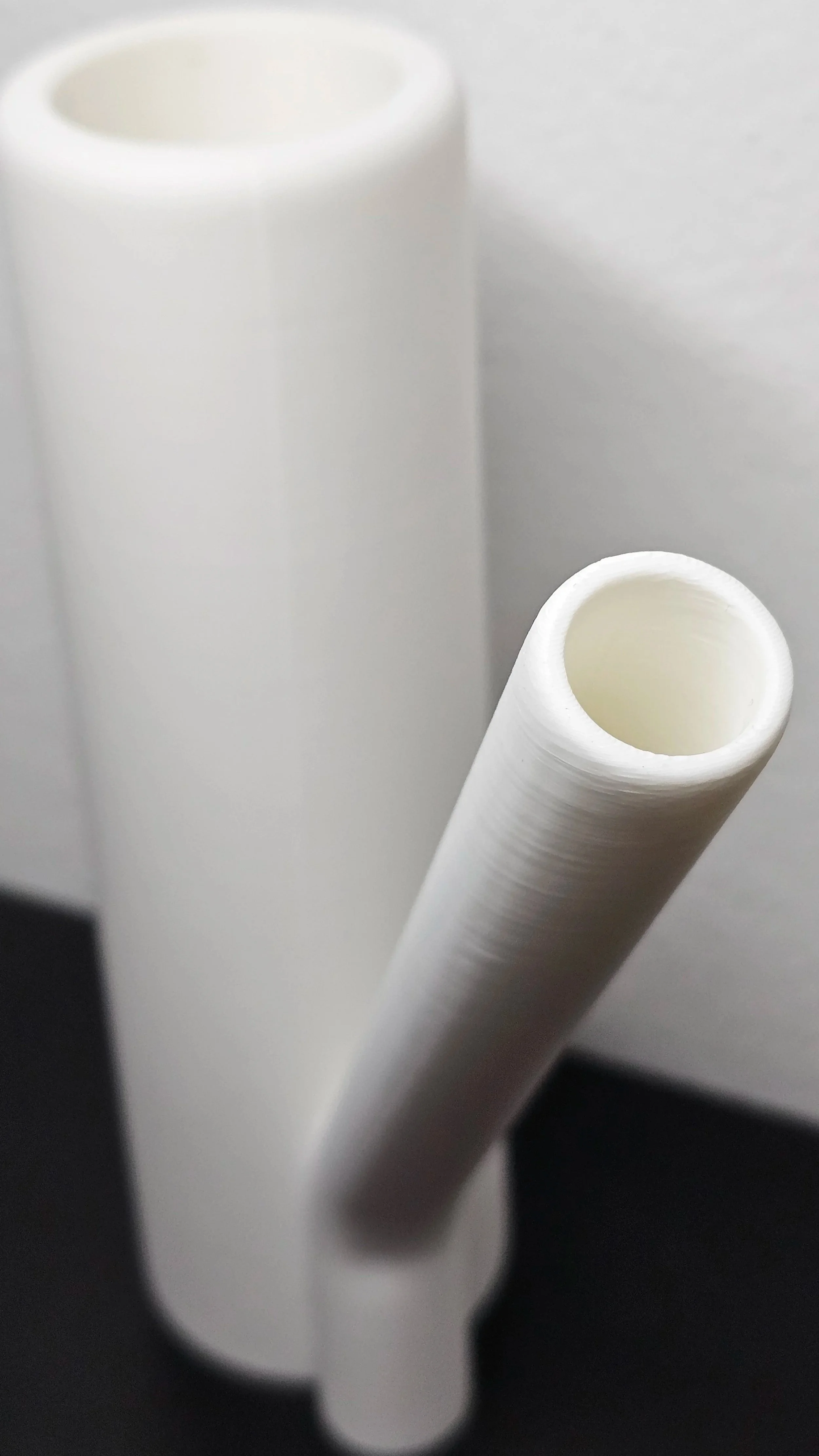 Annaffiatoio semplice di design composto da due cilindri un piccolo e uno grande