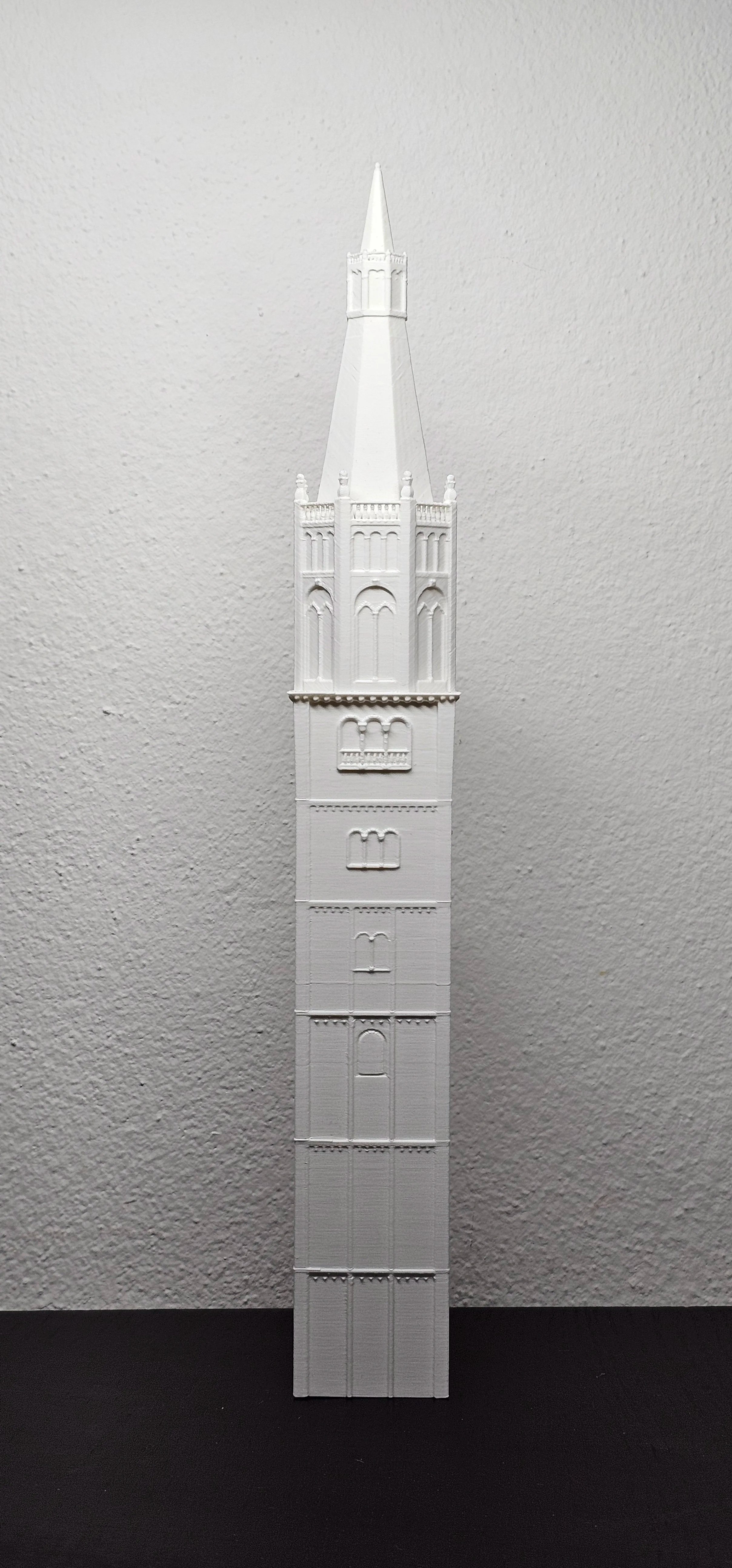 Modello in miniatura della torre ghirlandina di modena