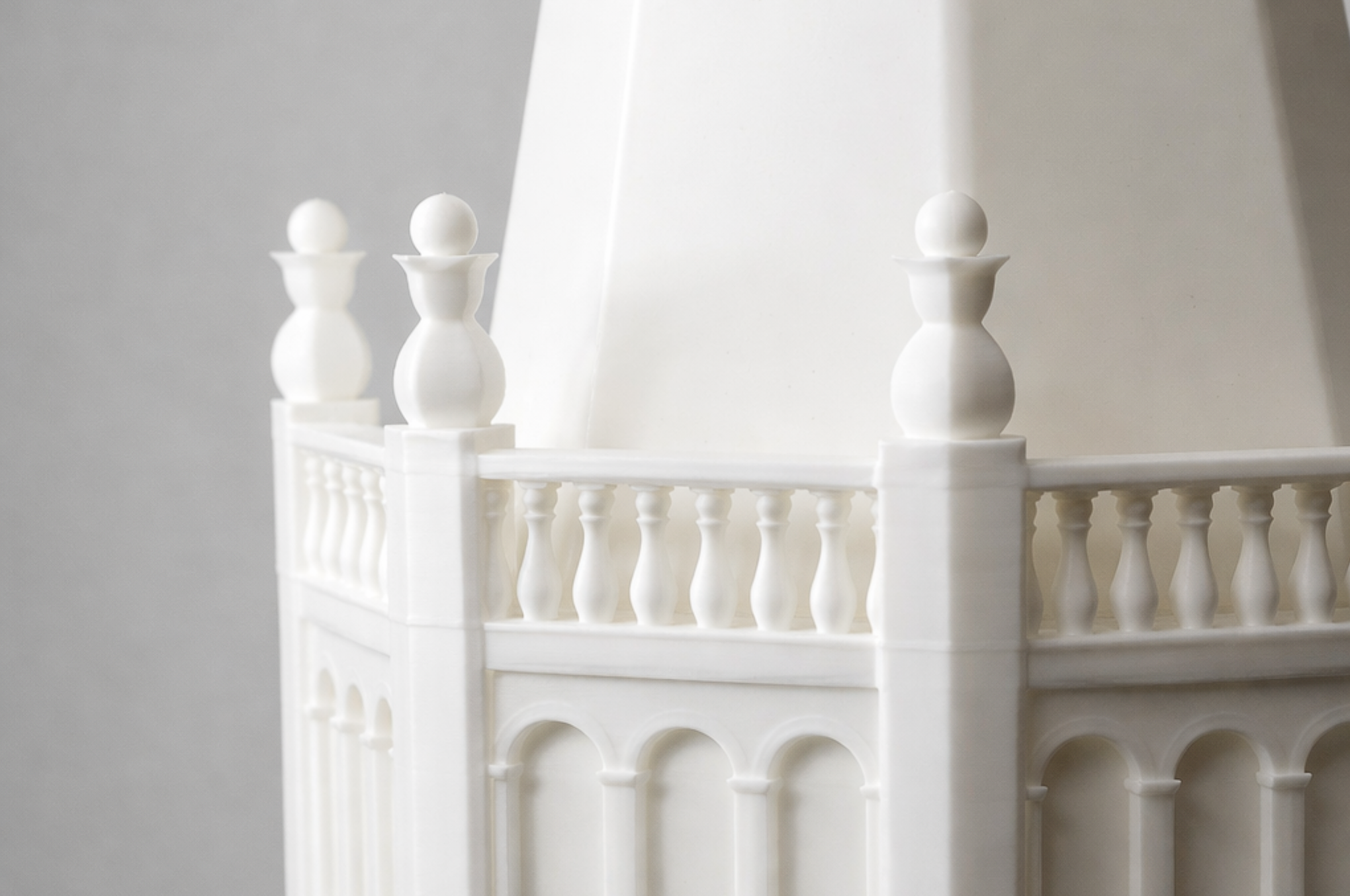 Modellino in bianco di un Palazzo o monumento storico con colonne e balaustre.