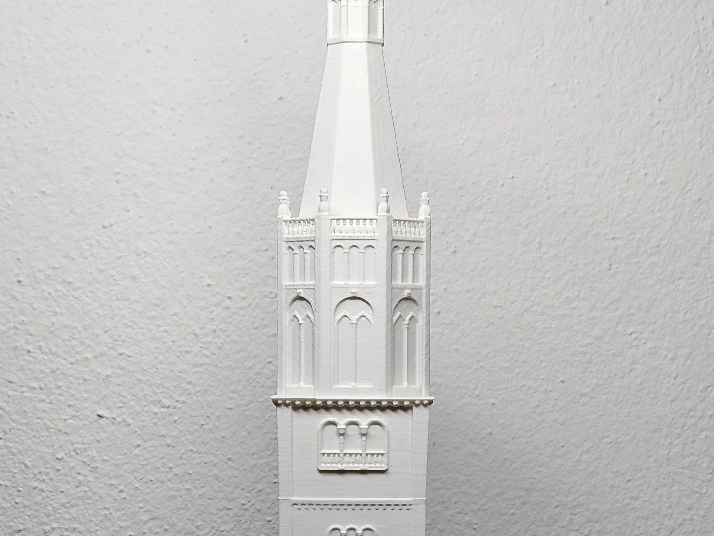 Modello in bianco della torre ghirlandina di modena con dettagli architettonici in plastica